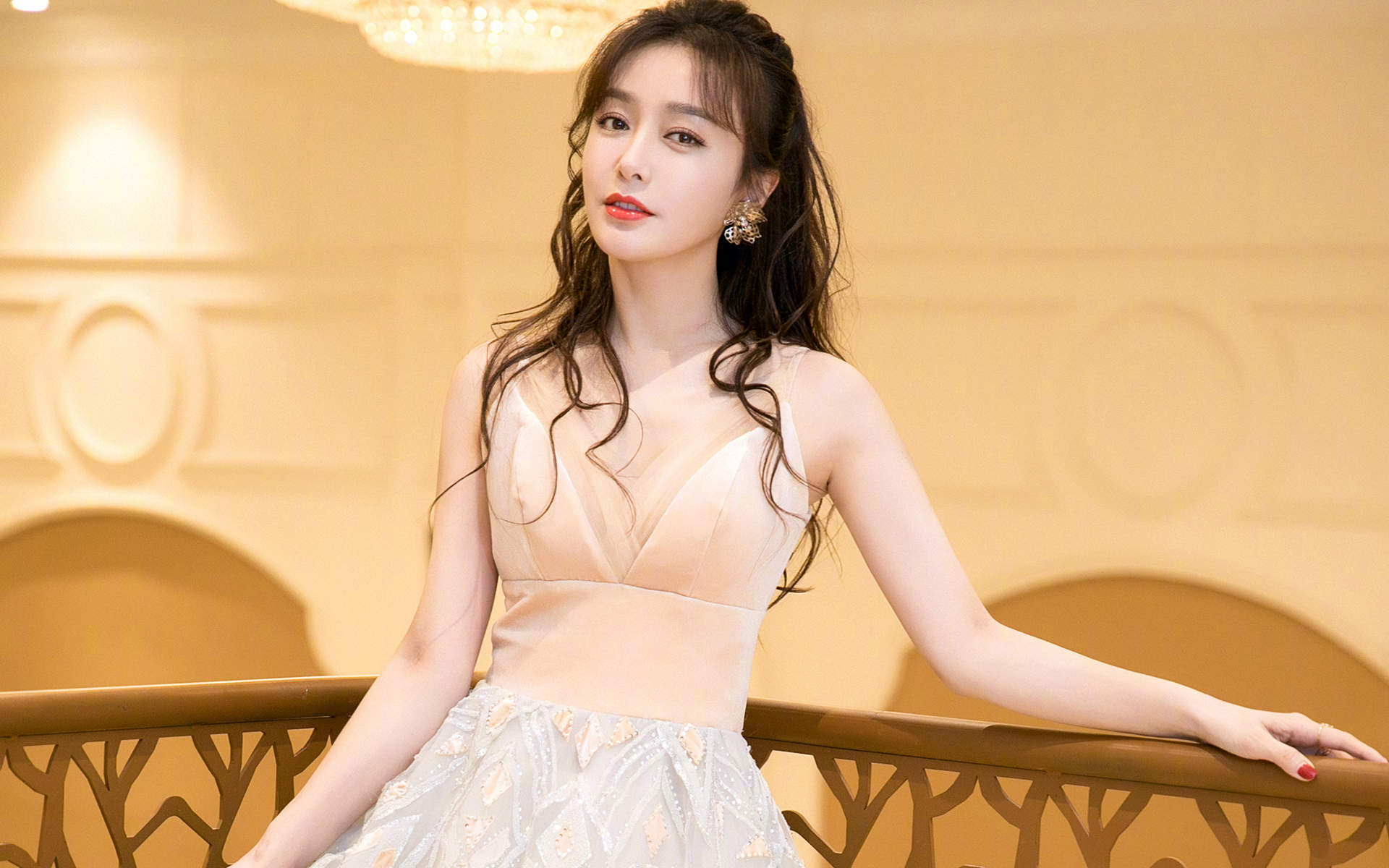 高清中国内地辽宁省沈阳女演员秦岚钻石蓝睫毛魅力性感写真图片