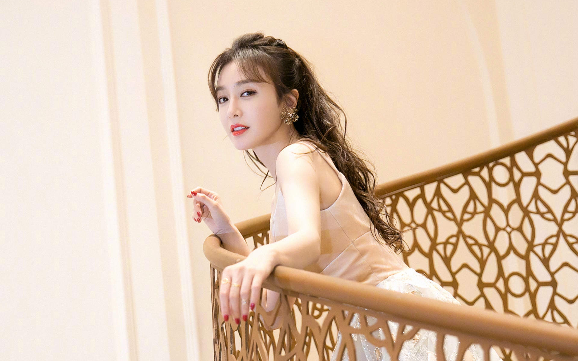 高清中国内地辽宁省沈阳女演员秦岚优雅自信性感写真图片