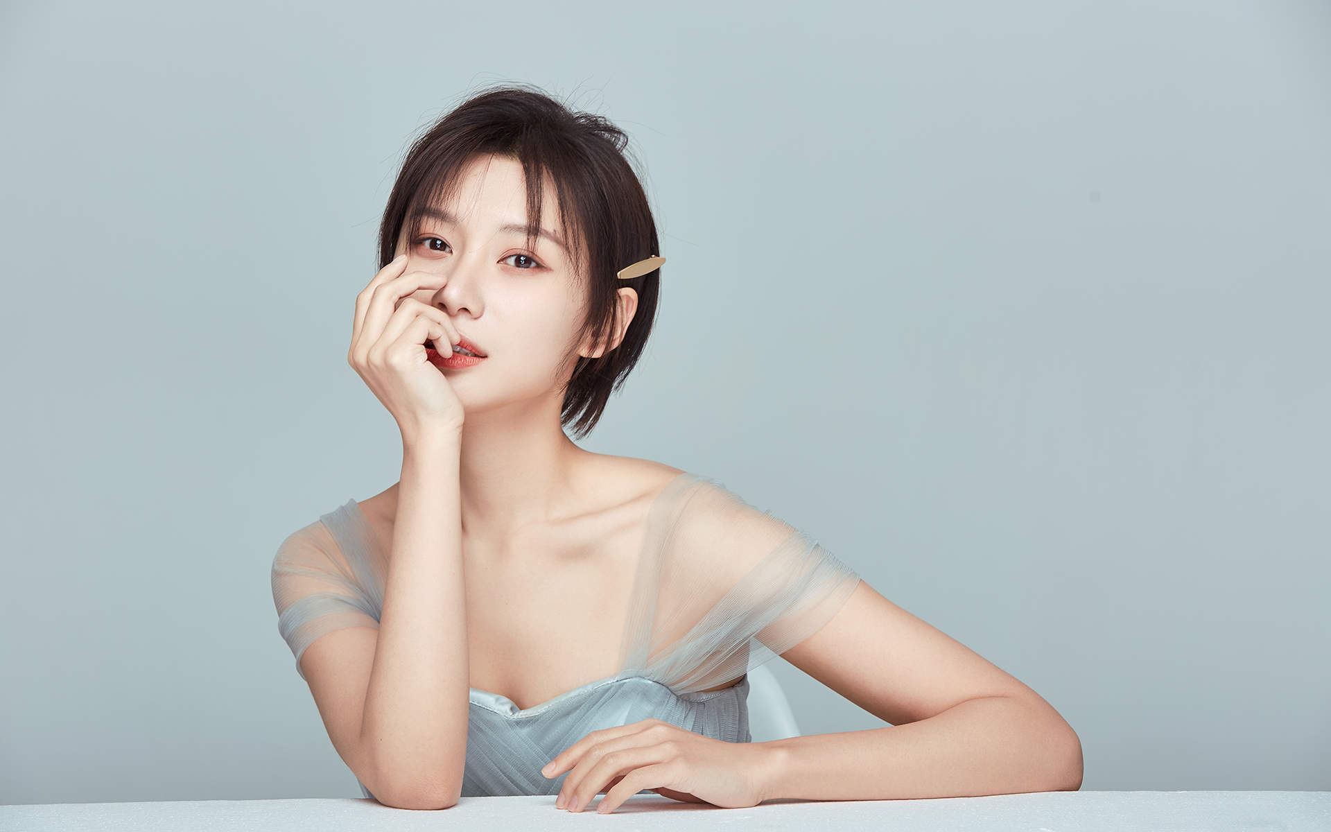 高清女星冯若绮红色性感靓丽写真图片图片