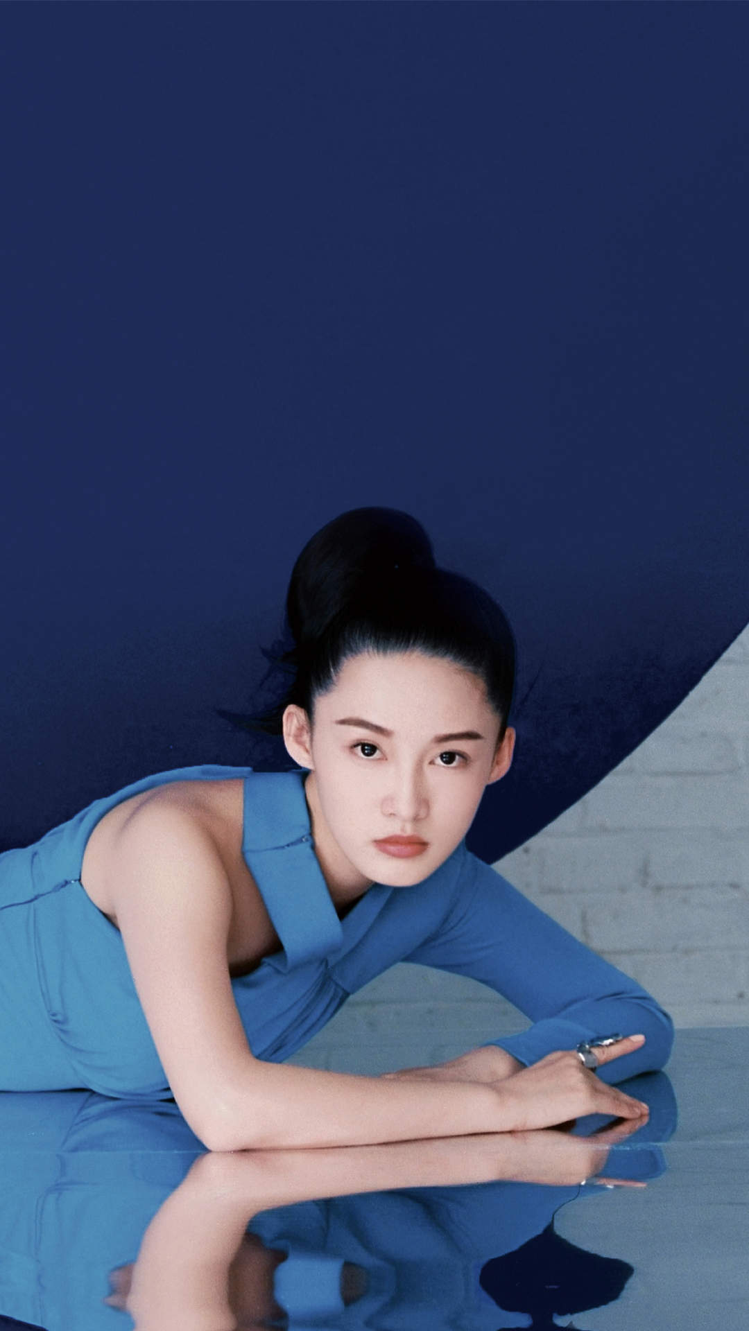 中国内地江苏省苏州市影视女演员李沁甜美俏皮写真手机壁纸图片