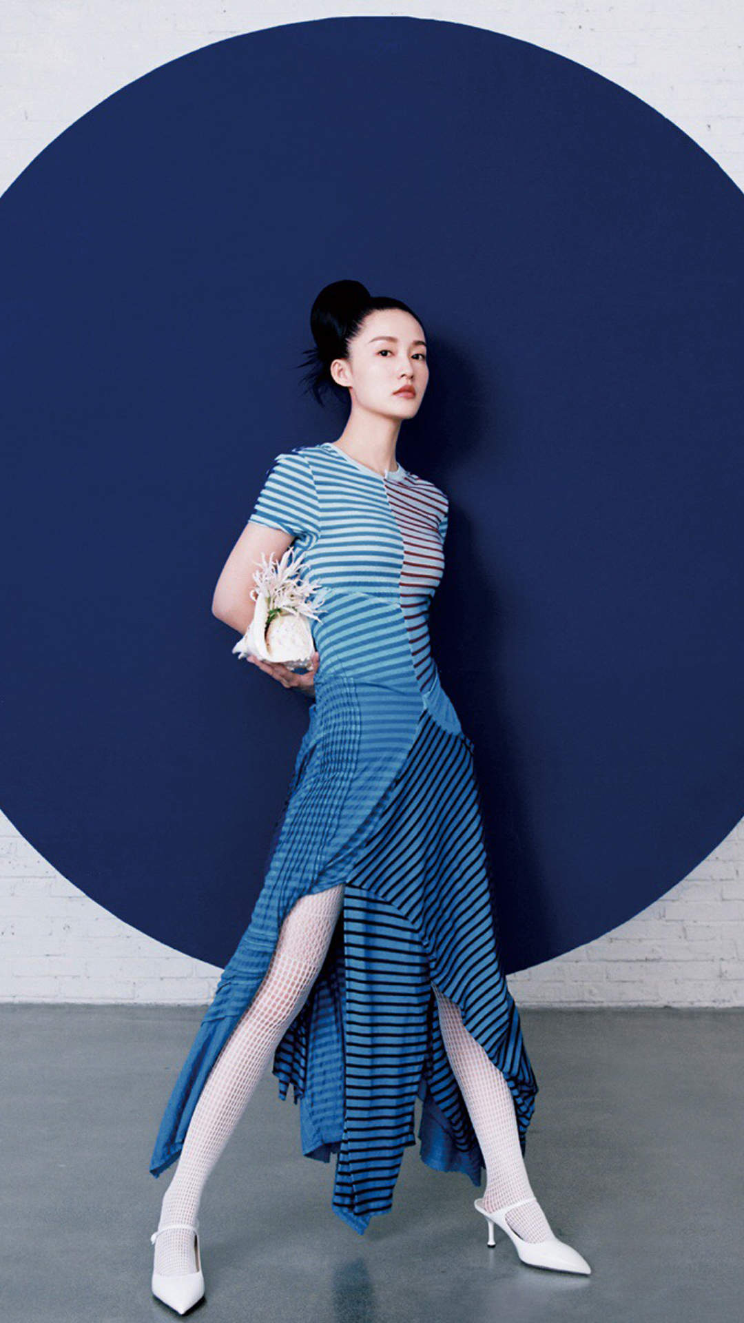 中国内地江苏省苏州市影视女演员李沁黑白长裙性感写真图片图片
