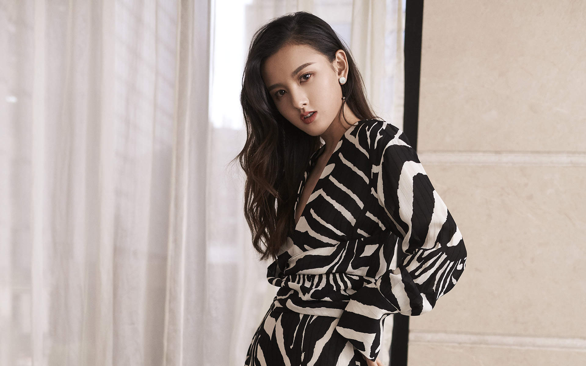 中国北京当代95后女演员宋祖儿摩登性感高清桌面壁纸图片 中国北京当代95后女演员宋祖儿摩登性感高清桌面壁纸图片