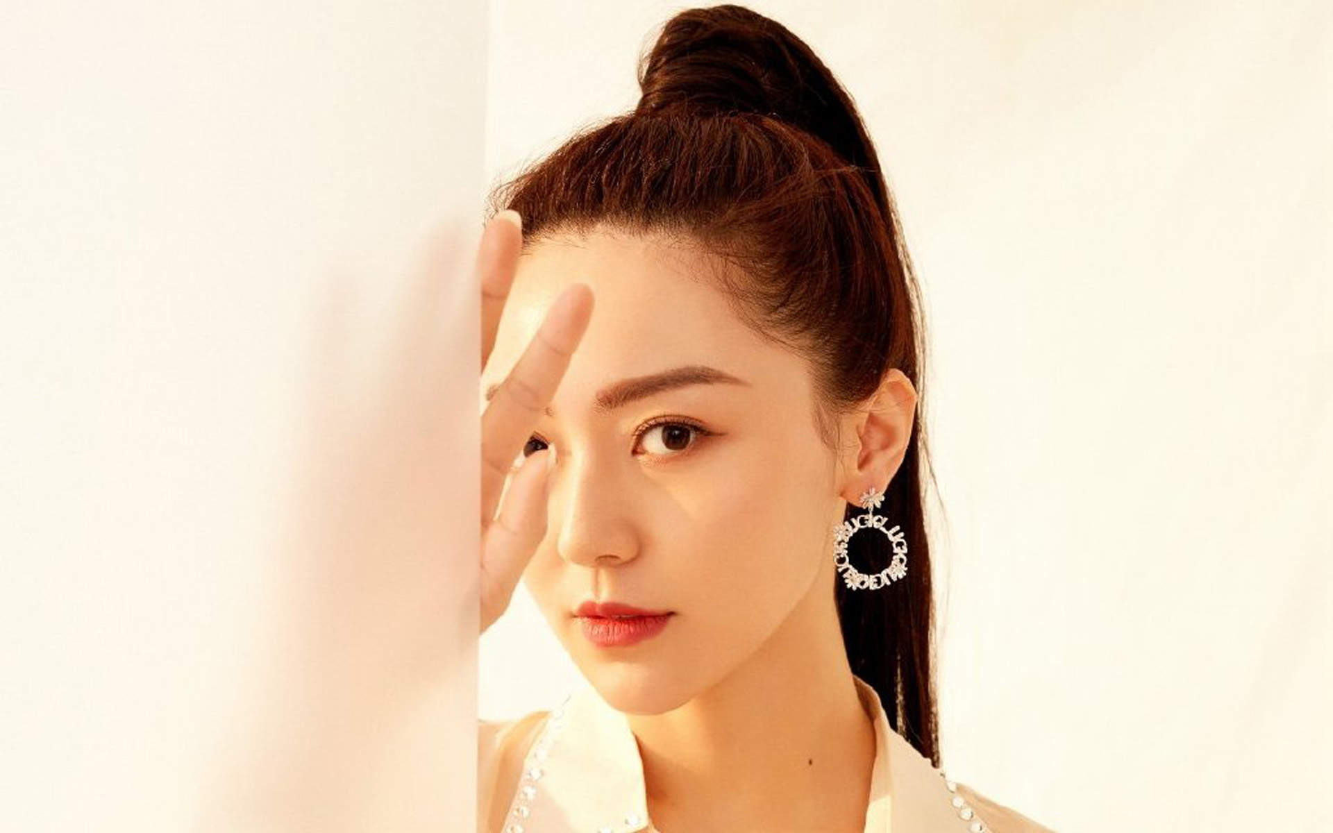 大陆内地四川成都女演员黄梦莹优雅迷人写真桌面壁纸图片