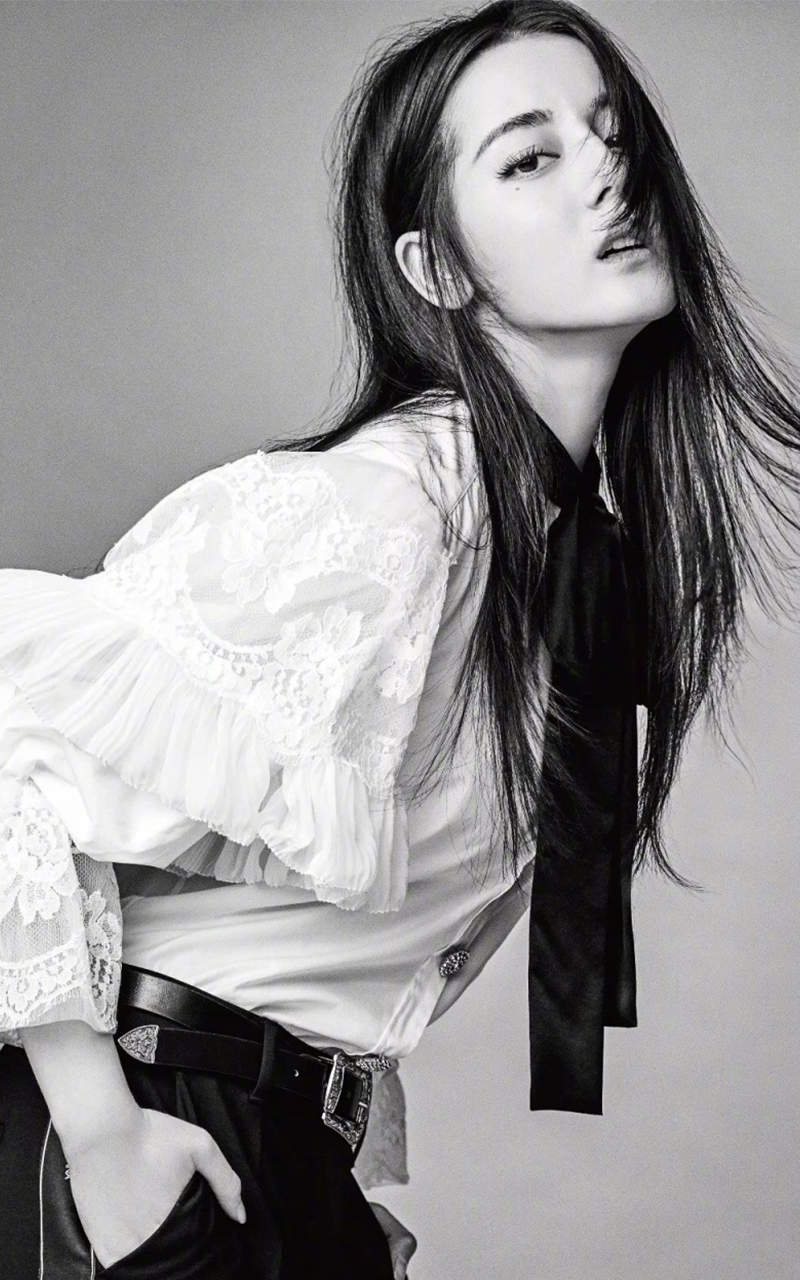 新疆乌鲁木齐美女演员迪丽热巴最新杂志写真图片图片
