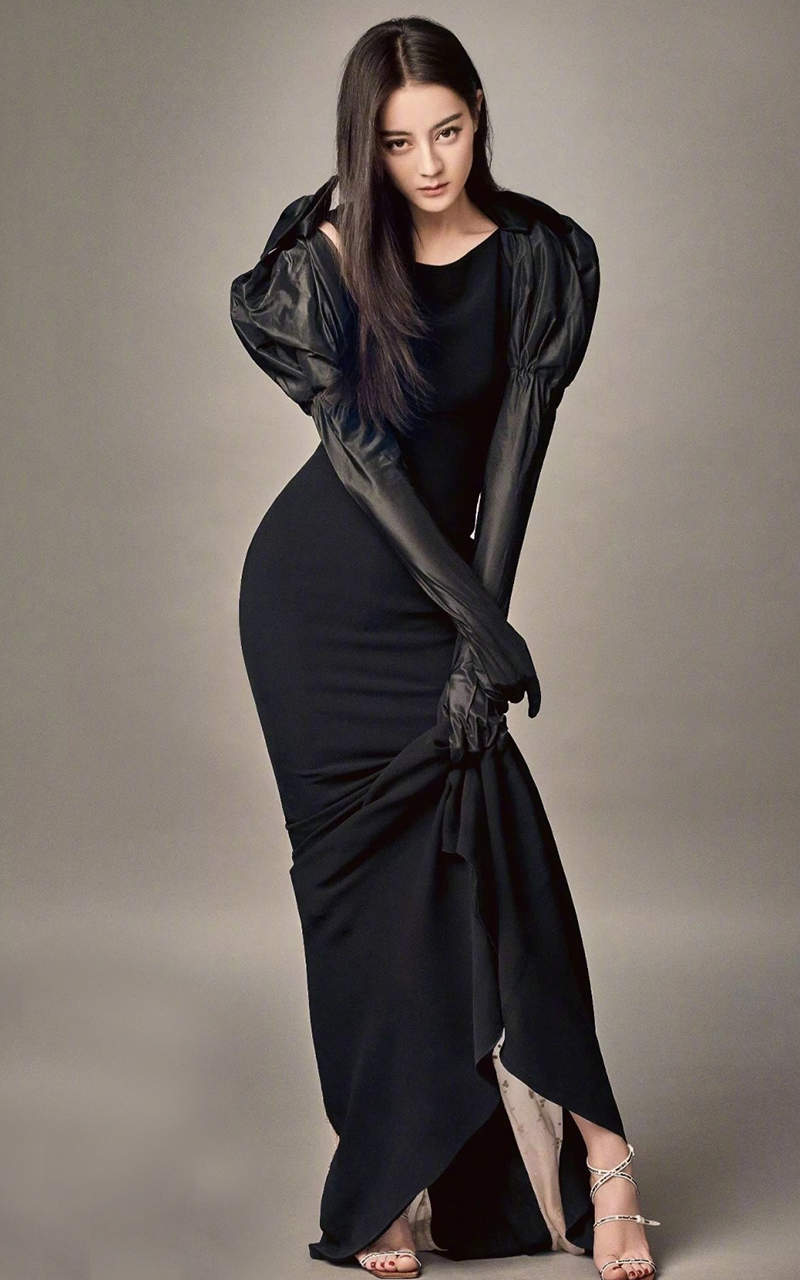 新疆乌鲁木齐美女演员迪丽热巴最新杂志写真图片图片
