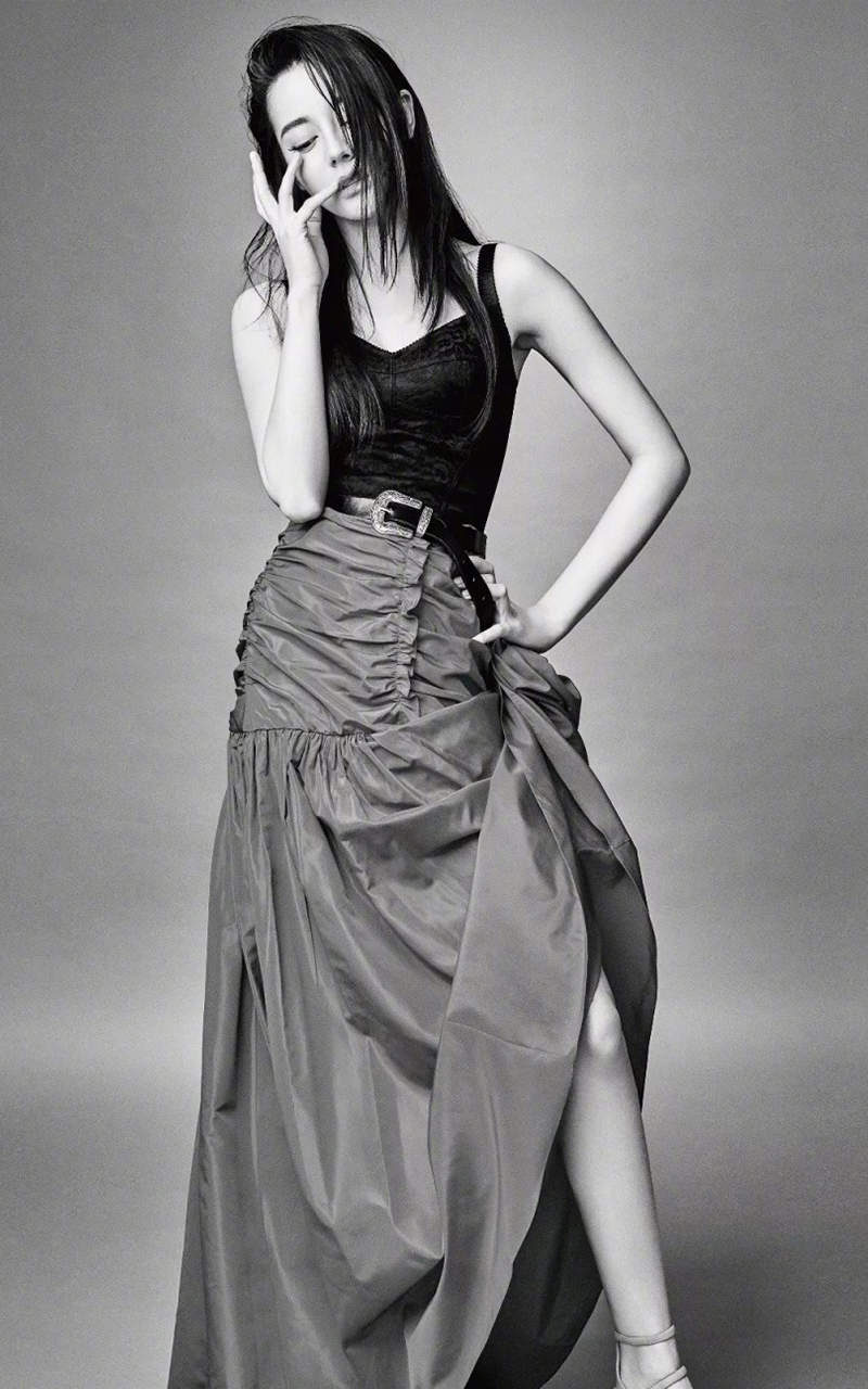 新疆乌鲁木齐美女演员迪丽热巴最新杂志写真图片图片