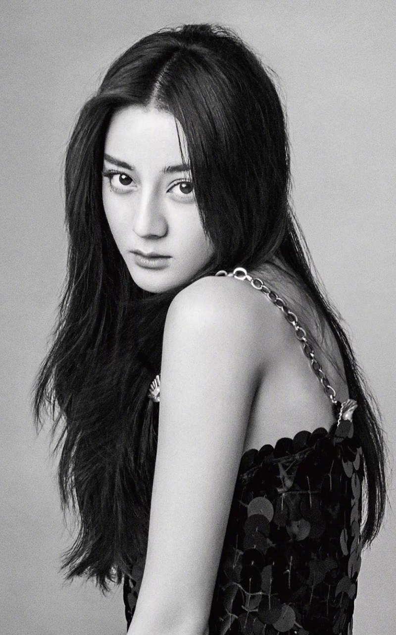 新疆乌鲁木齐美女演员迪丽热巴最新杂志写真图片图片