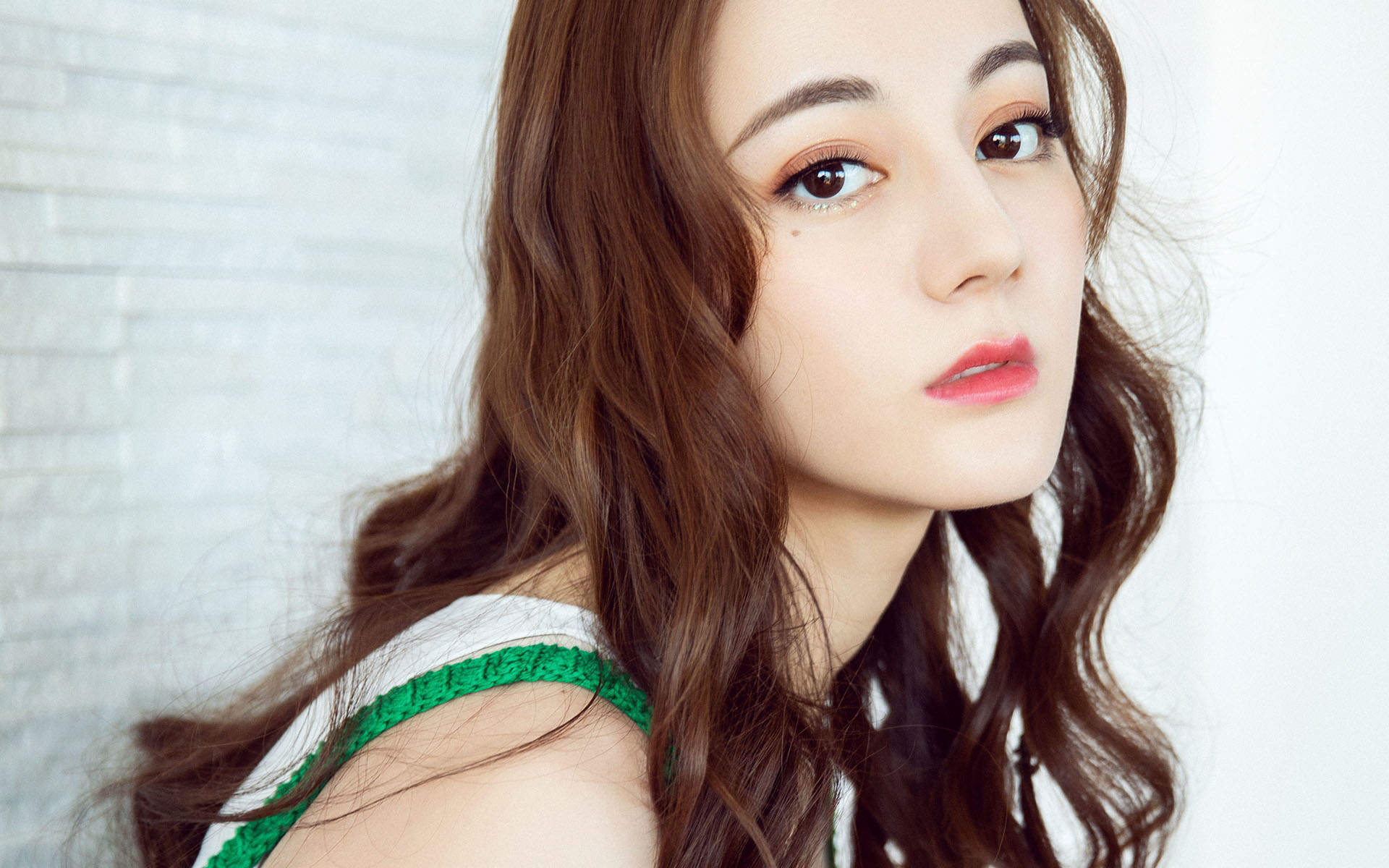 新疆乌鲁木齐美女演员迪丽热巴性感迷人写真桌面壁纸图片