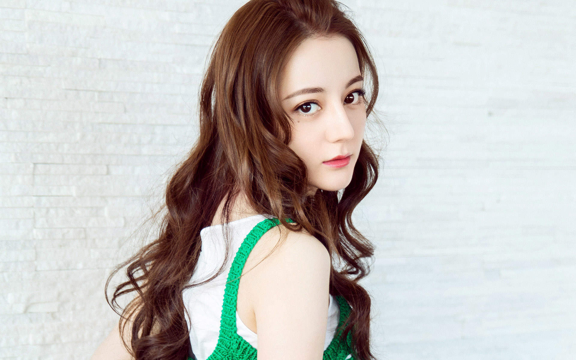 新疆乌鲁木齐美女演员迪丽热巴最新杂志写真图片图片