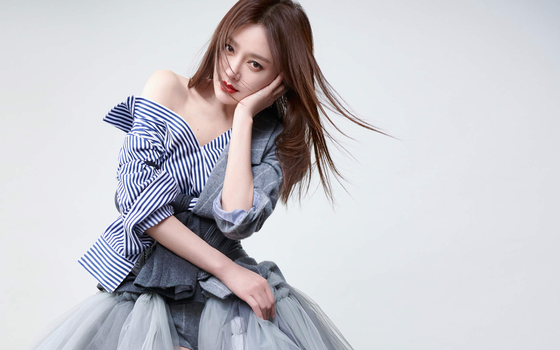 高清中国内地辽宁省沈阳女演员秦岚钻石蓝睫毛魅力性感写真图片