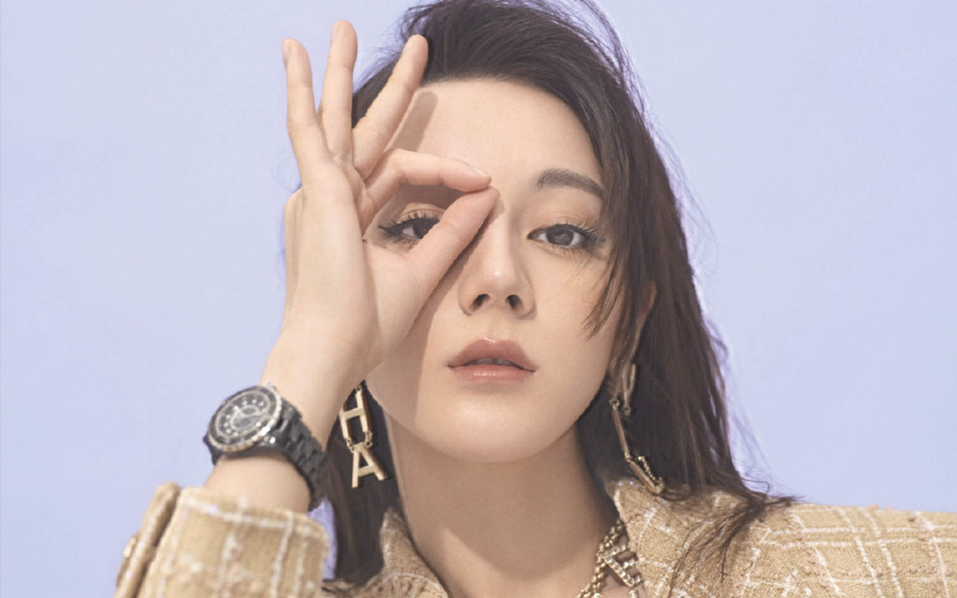 新疆乌鲁木齐美女演员迪丽热巴最新杂志写真图片图片