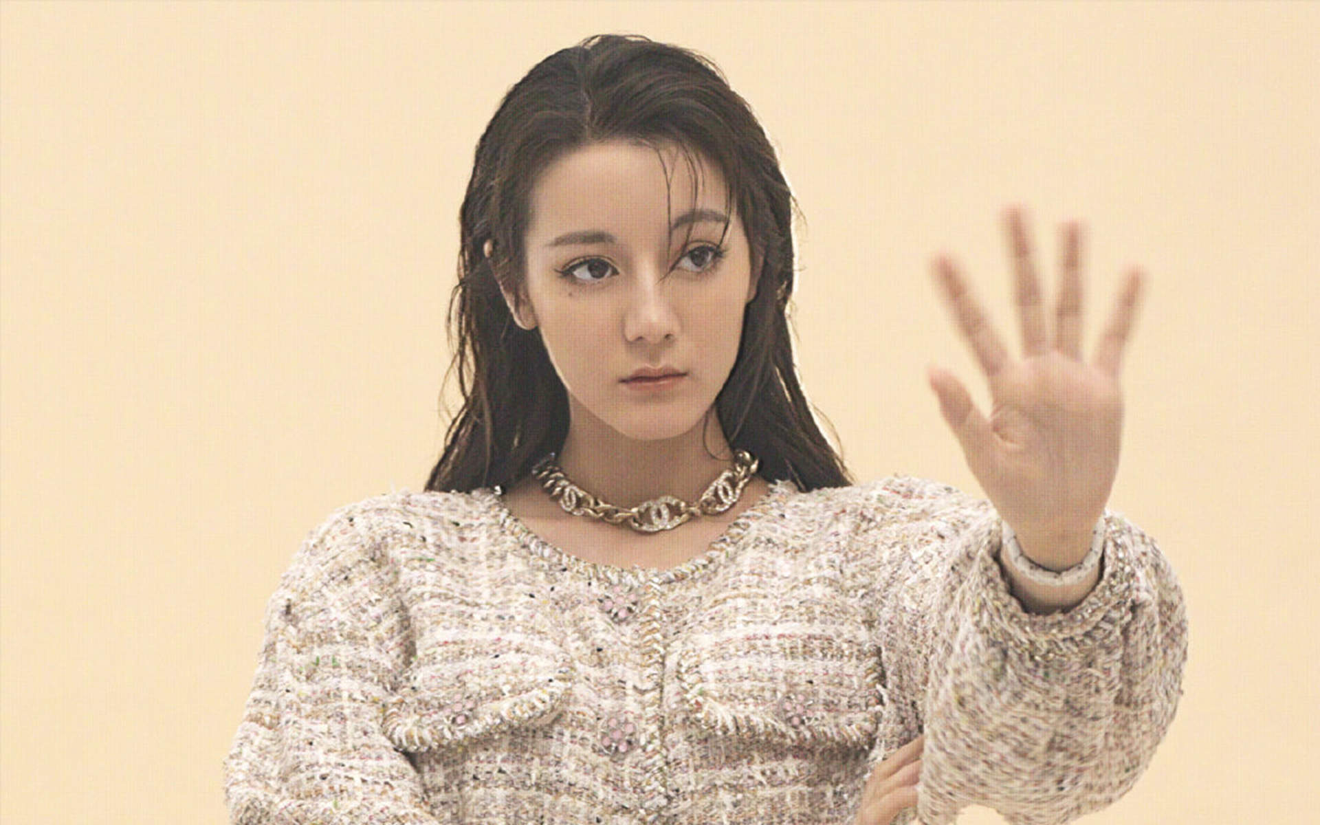 新疆乌鲁木齐美女演员迪丽热巴最新杂志写真图片图片