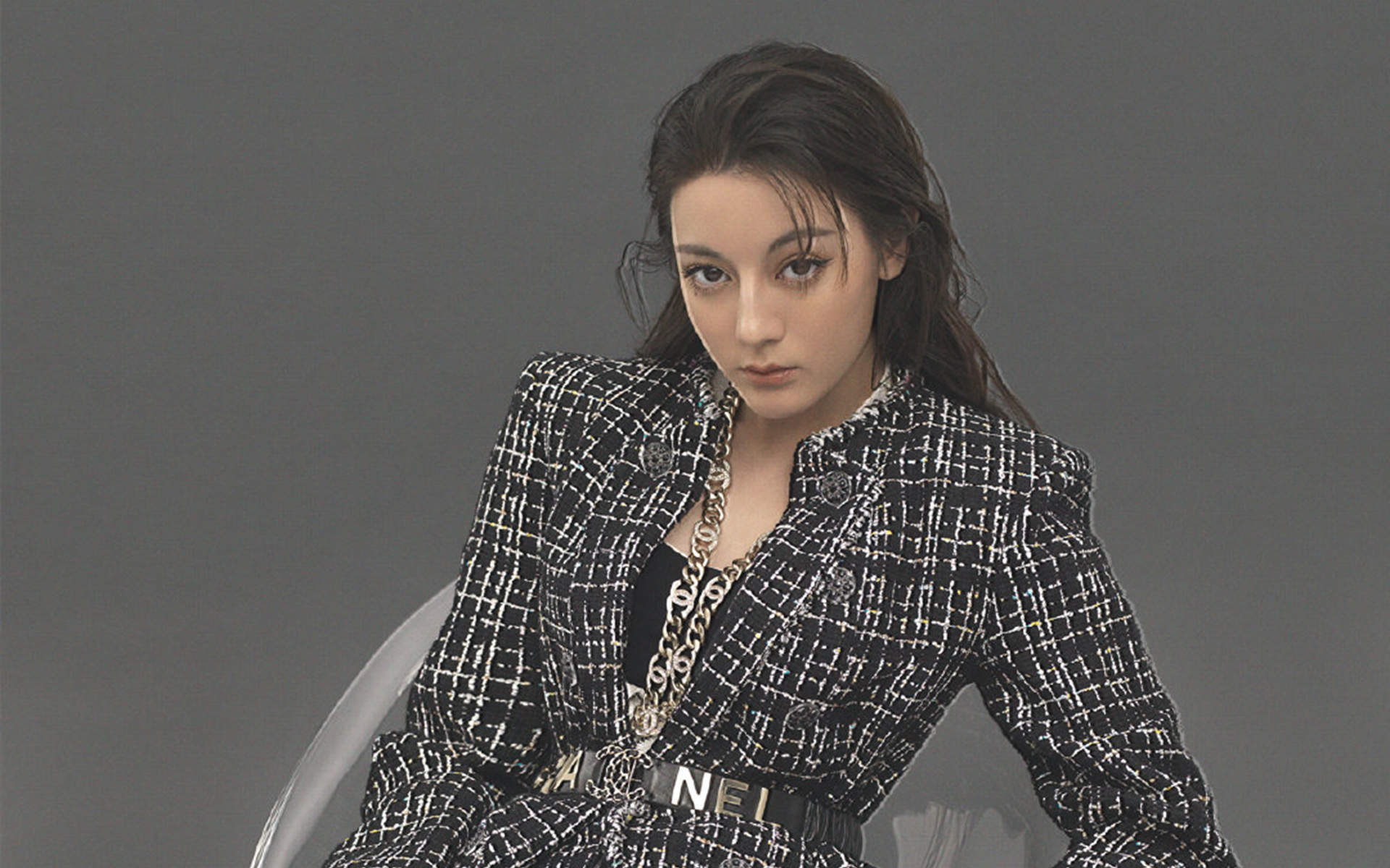 新疆乌鲁木齐美女演员迪丽热巴最新杂志写真图片图片