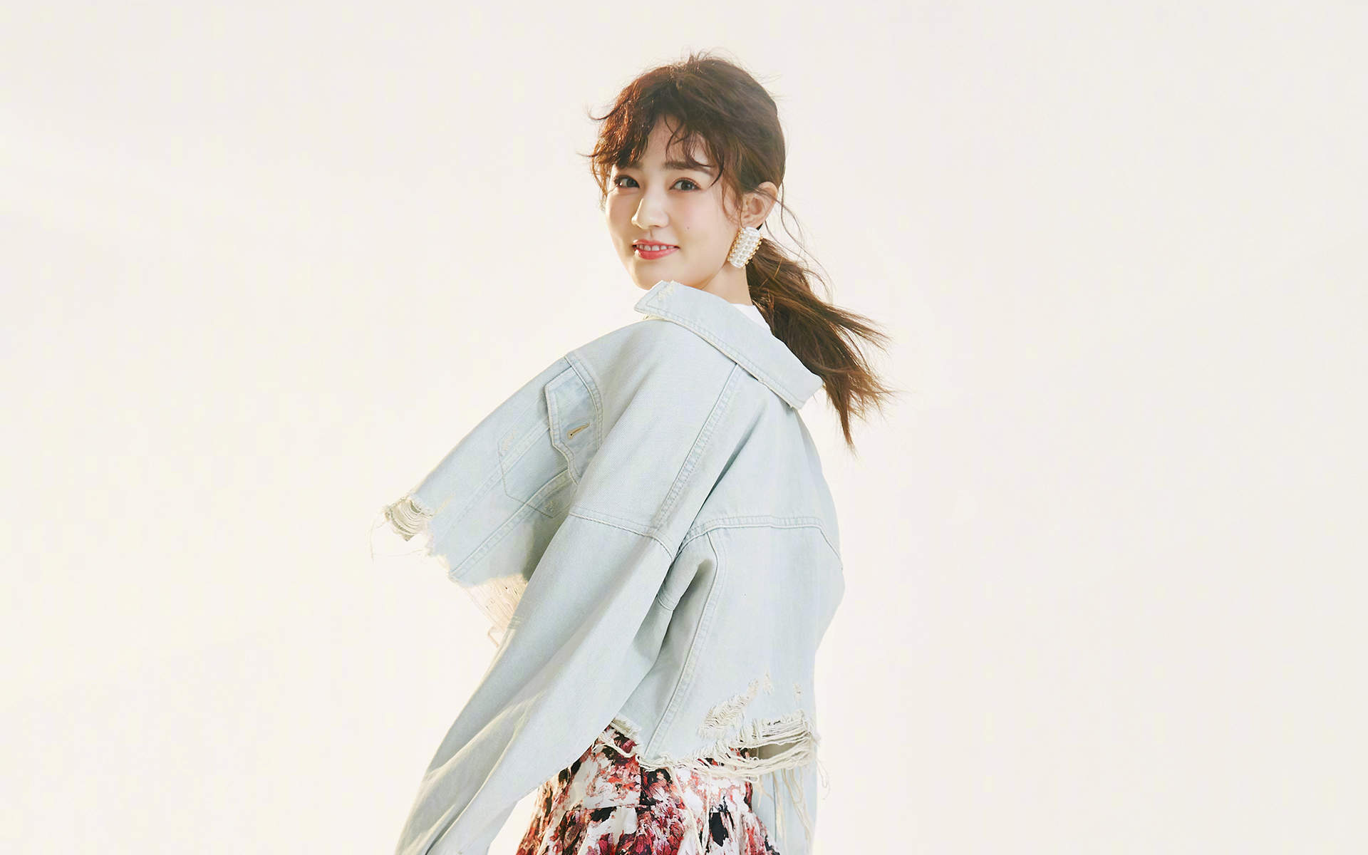 中国内地内蒙古呼和浩特女演员徐璐性感牛仔连体装时尚写真高清图片图片