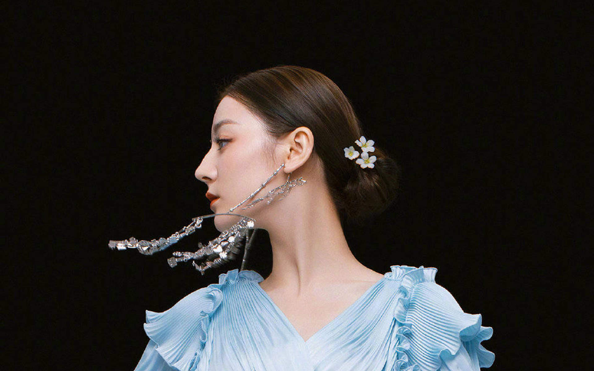 新疆乌鲁木齐美女演员迪丽热巴黑白复古高清桌面壁纸图片