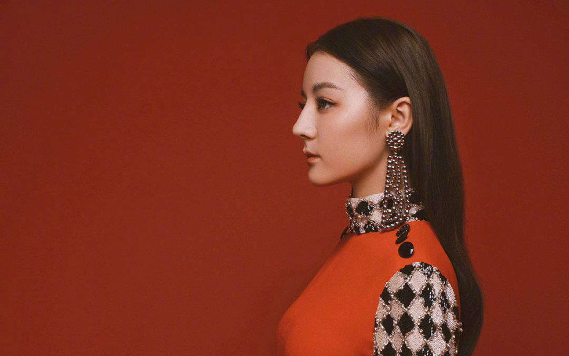 新疆乌鲁木齐美女演员迪丽热巴黑白复古高清桌面壁纸图片
