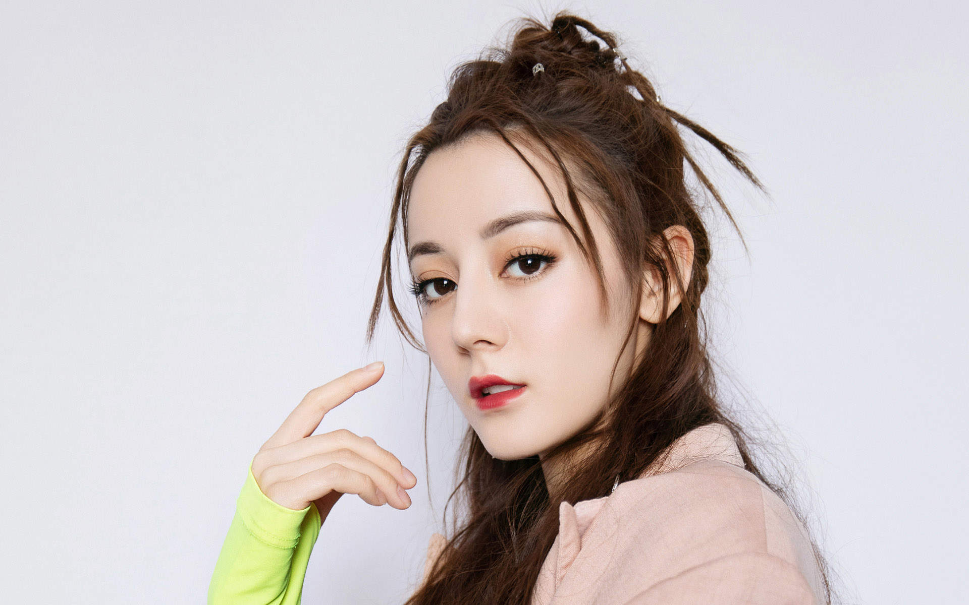 新疆乌鲁木齐美女演员迪丽热巴黑白复古高清桌面壁纸图片