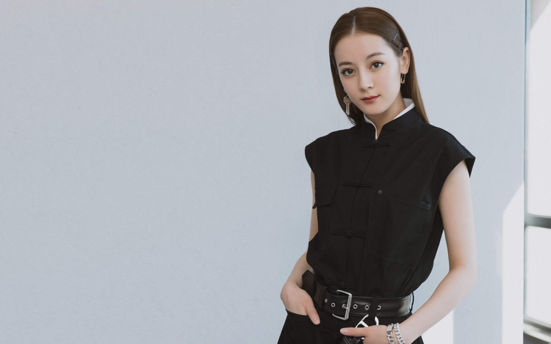新疆乌鲁木齐美女演员迪丽热巴黑白复古高清桌面壁纸图片
