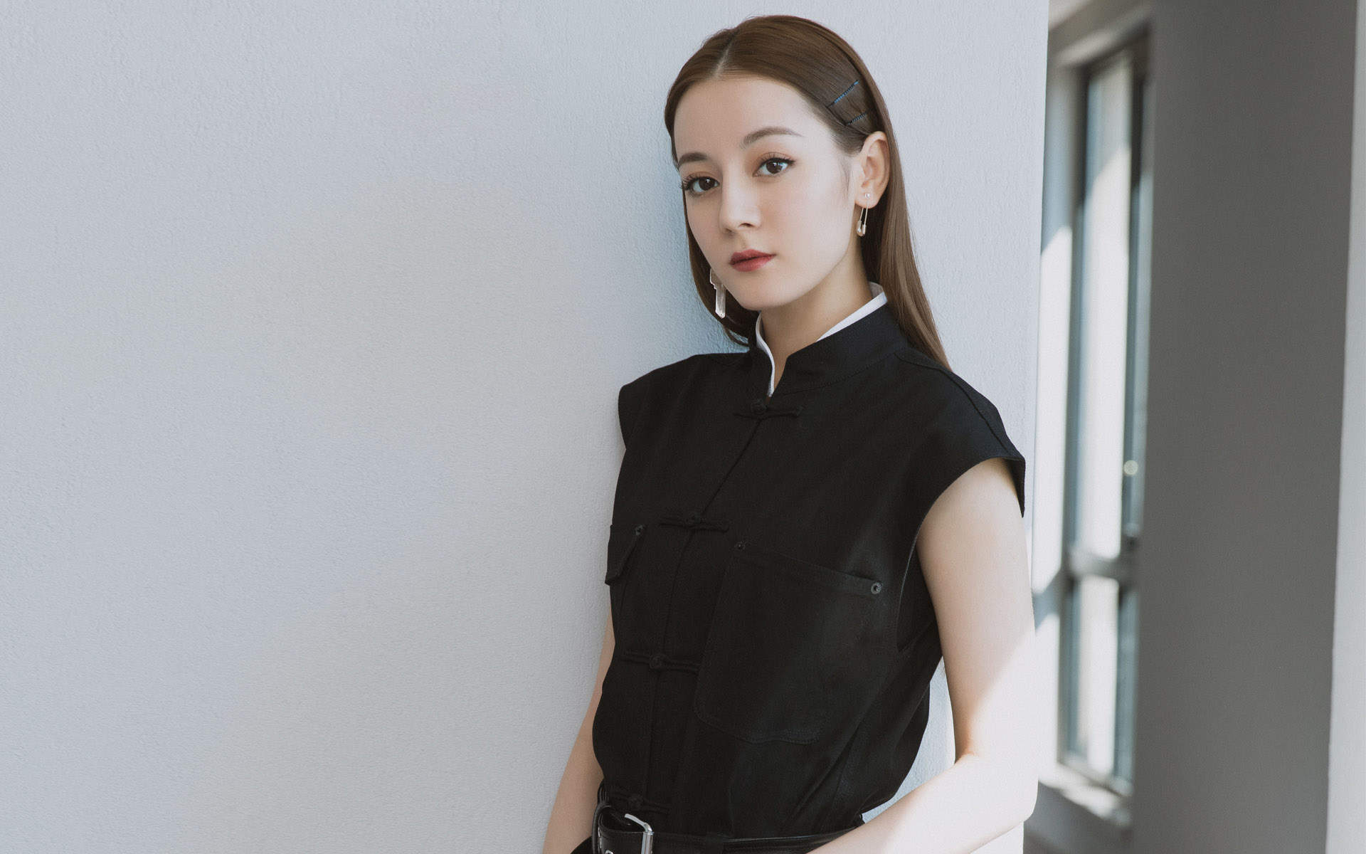 新疆乌鲁木齐美女演员迪丽热巴黑白复古高清桌面壁纸图片