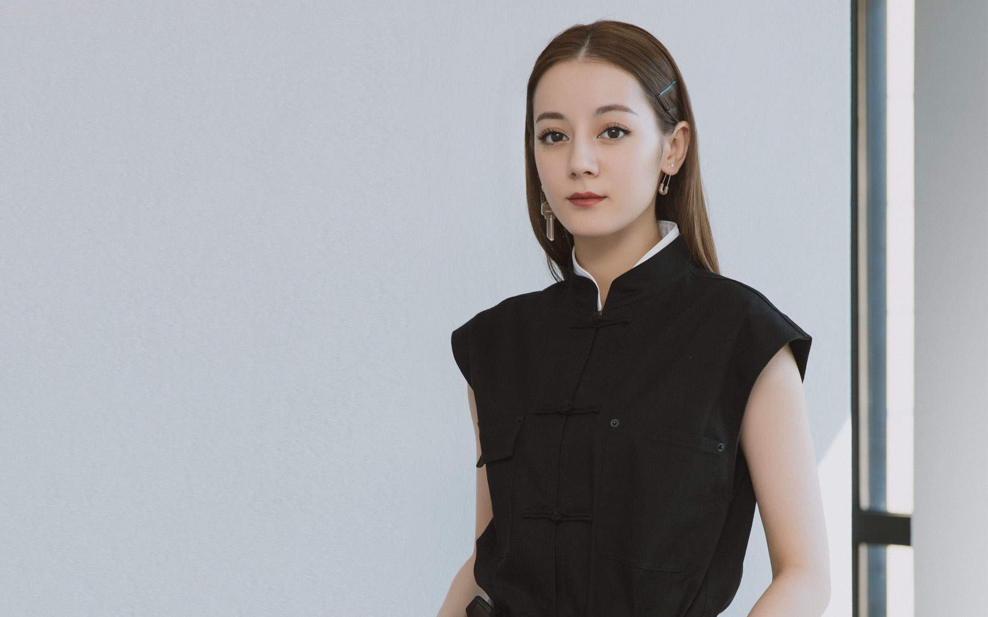 新疆乌鲁木齐美女演员迪丽热巴黑白复古高清桌面壁纸图片