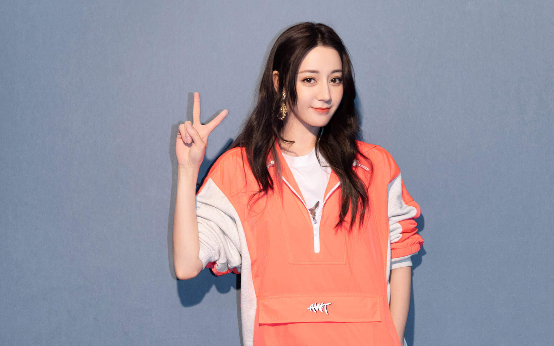 新疆乌鲁木齐美女演员迪丽热巴最新杂志写真图片图片