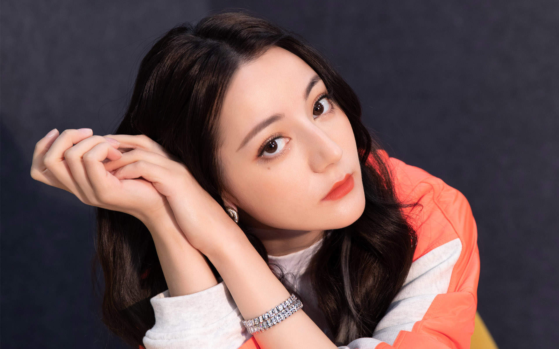 新疆乌鲁木齐美女演员迪丽热巴最新杂志写真图片图片