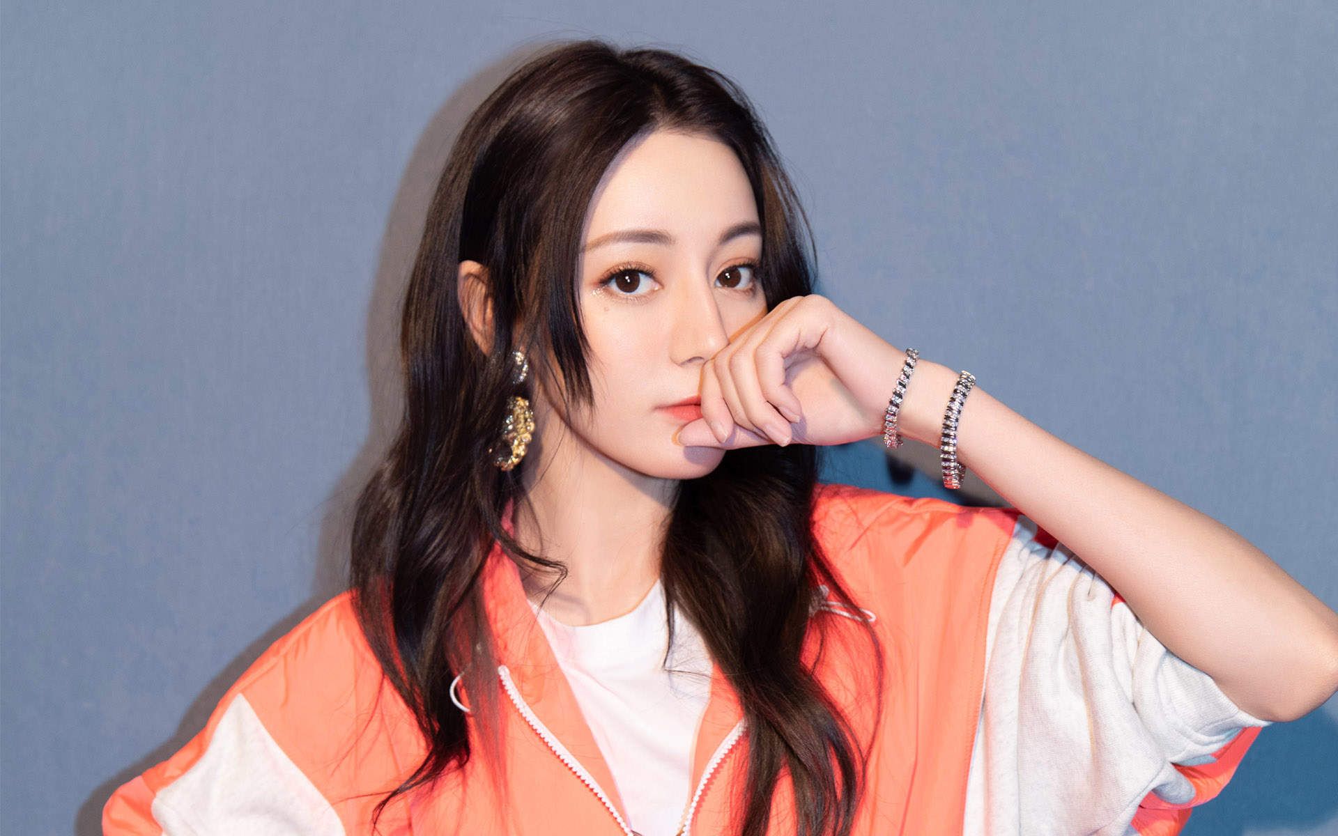 新疆乌鲁木齐美女演员迪丽热巴最新杂志写真图片图片
