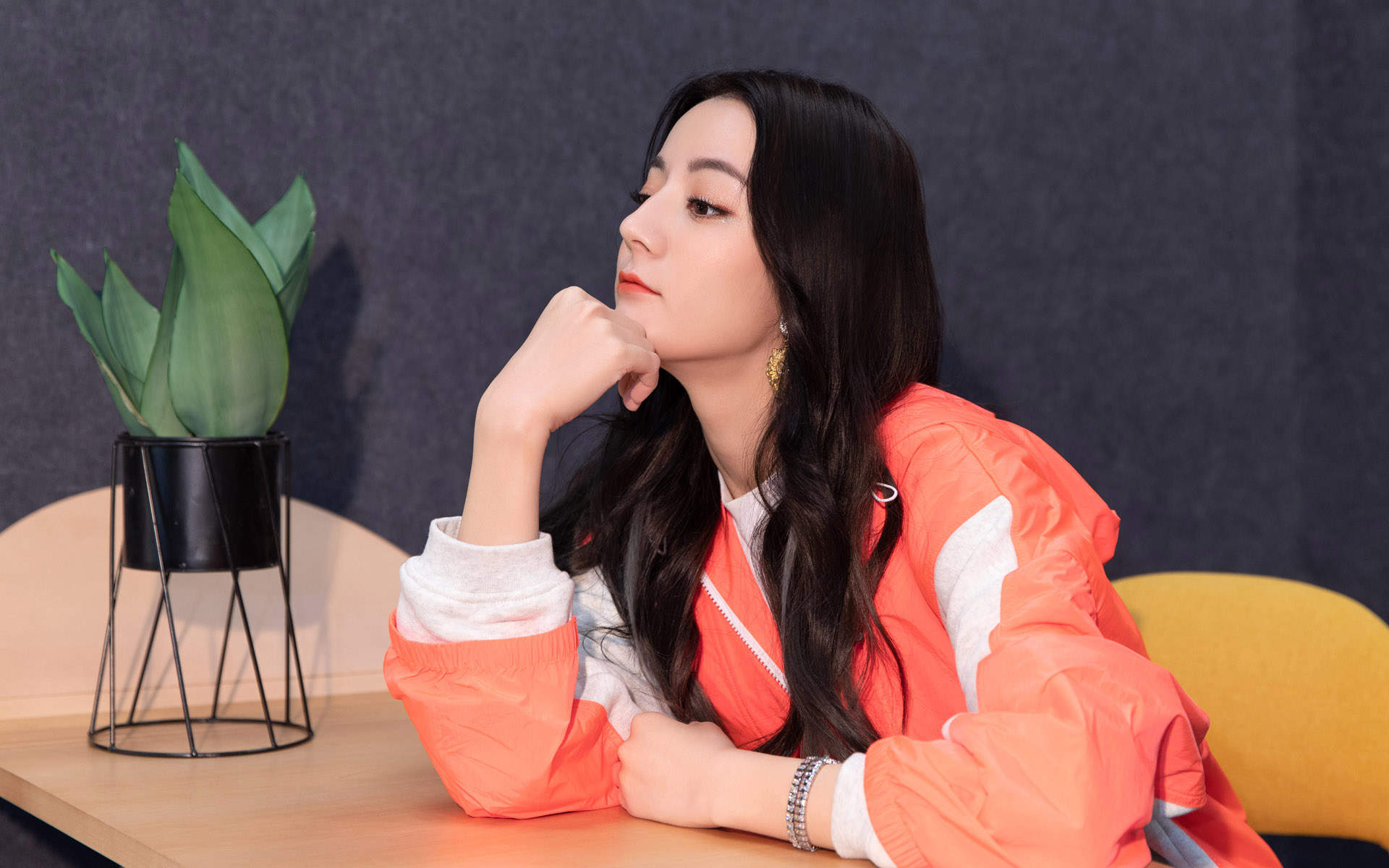 新疆乌鲁木齐美女演员迪丽热巴最新杂志写真图片图片