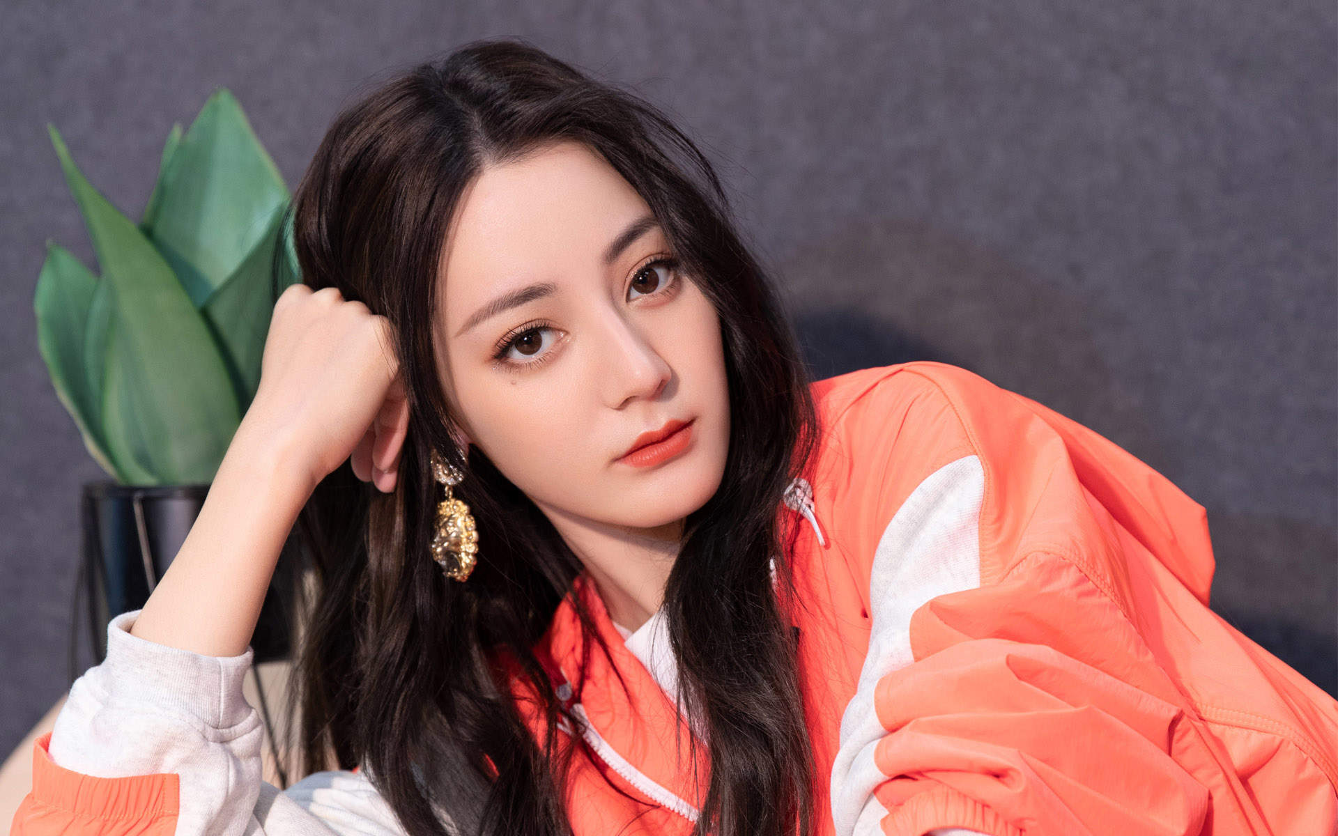 新疆乌鲁木齐美女演员迪丽热巴最新杂志写真图片图片