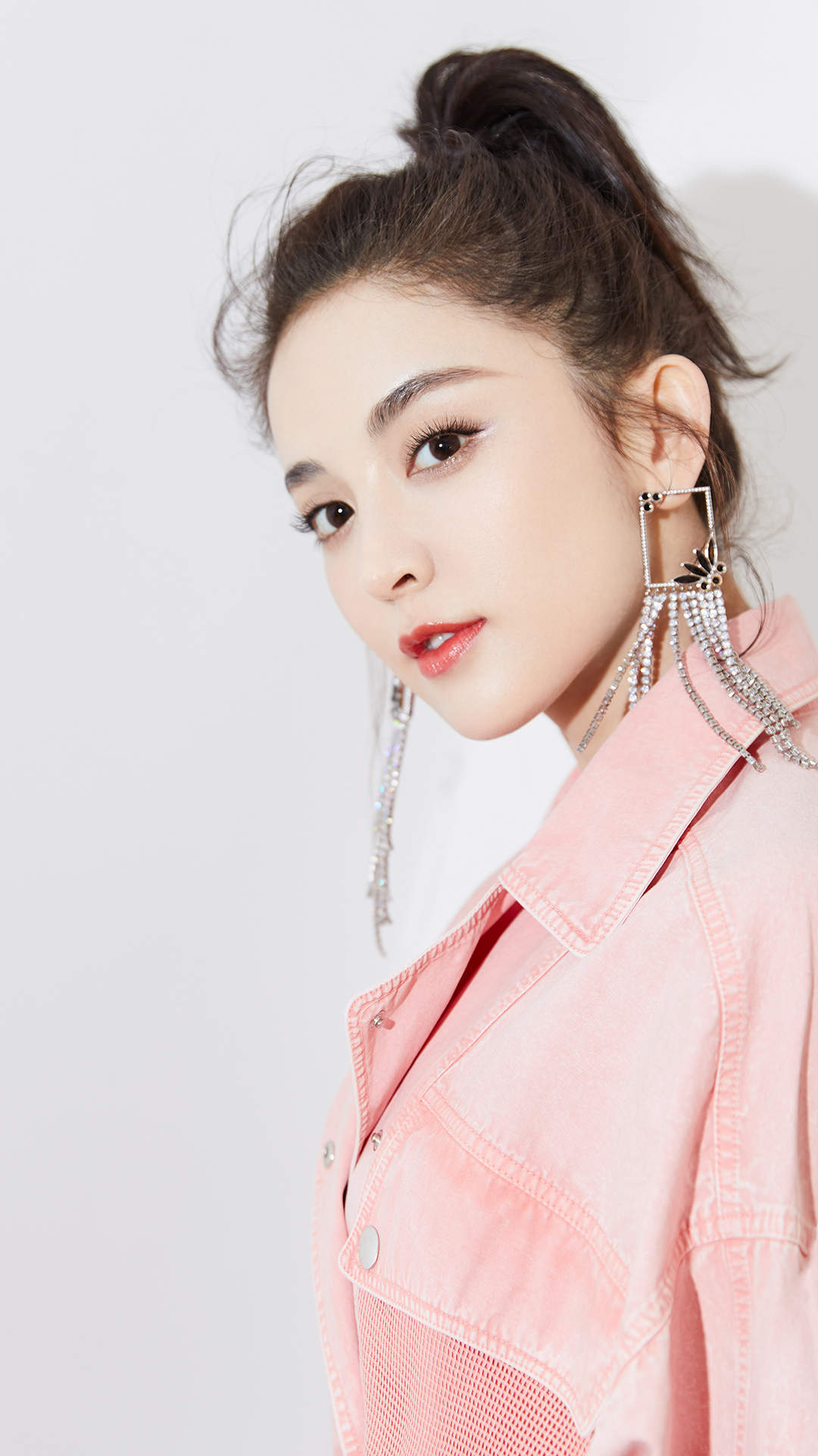 中国内地新疆乌鲁木齐市影视女演员古力娜扎清新丸子头手机壁纸图片
