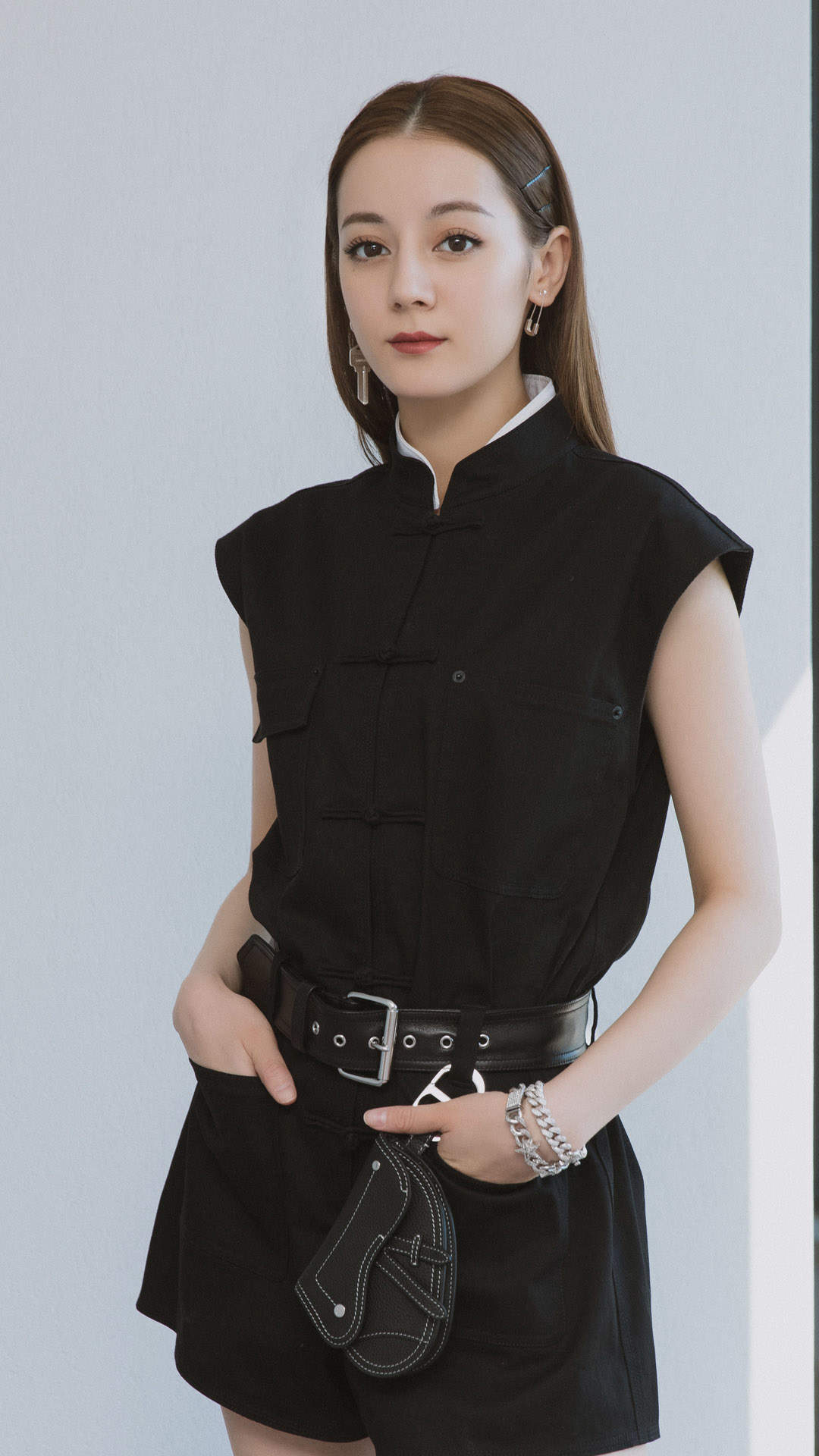 新疆乌鲁木齐美女演员迪丽热巴性感抹胸裙写真桌面壁纸图片