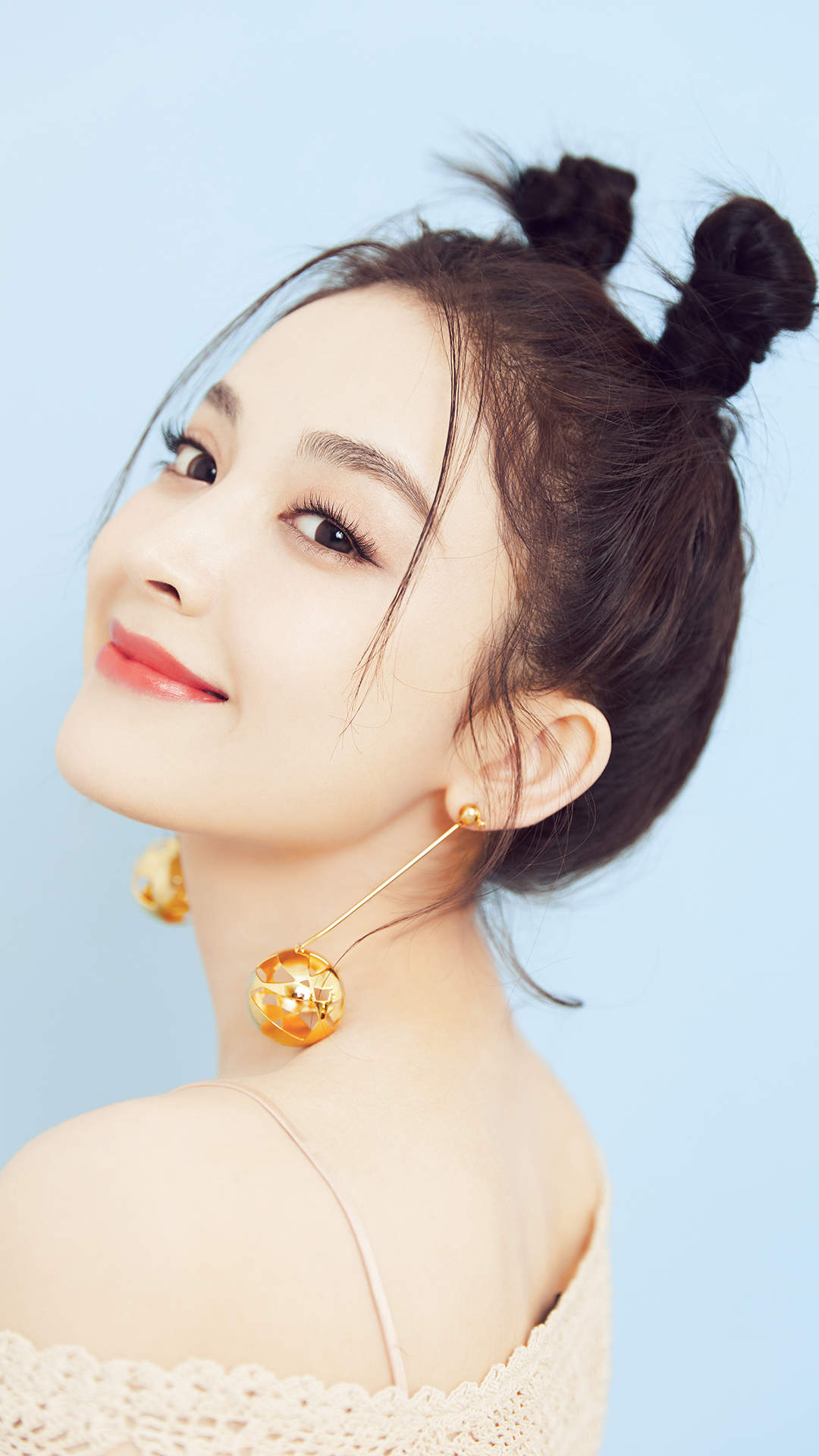 中国内地新疆乌鲁木齐市影视女演员古力娜扎清新丸子头手机壁纸图片 中国内地新疆乌鲁木齐市影视女演员古力娜扎清新丸子头手机壁纸图片