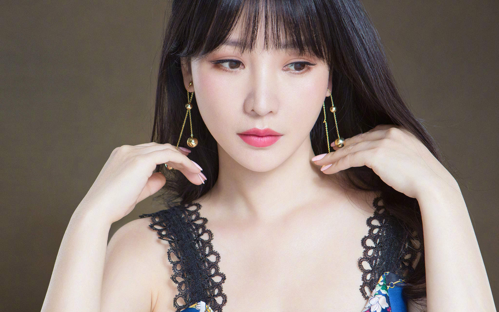 中国内地湖南衡阳女演员柳岩性感优雅写真桌面壁纸图片