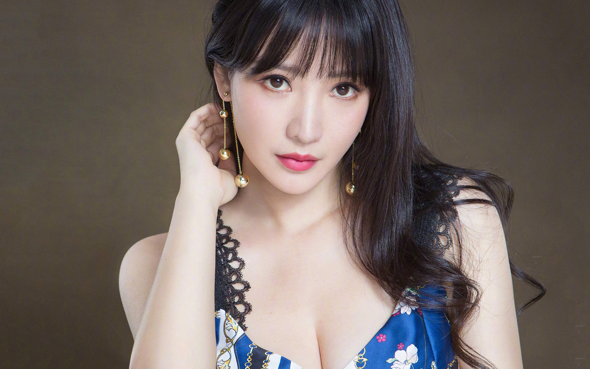 中国内地湖南衡阳女演员温婉盘发柳岩知性优雅气质写真图片 中国内地湖南衡阳女演员温婉盘发柳岩知性优雅气质写真图片