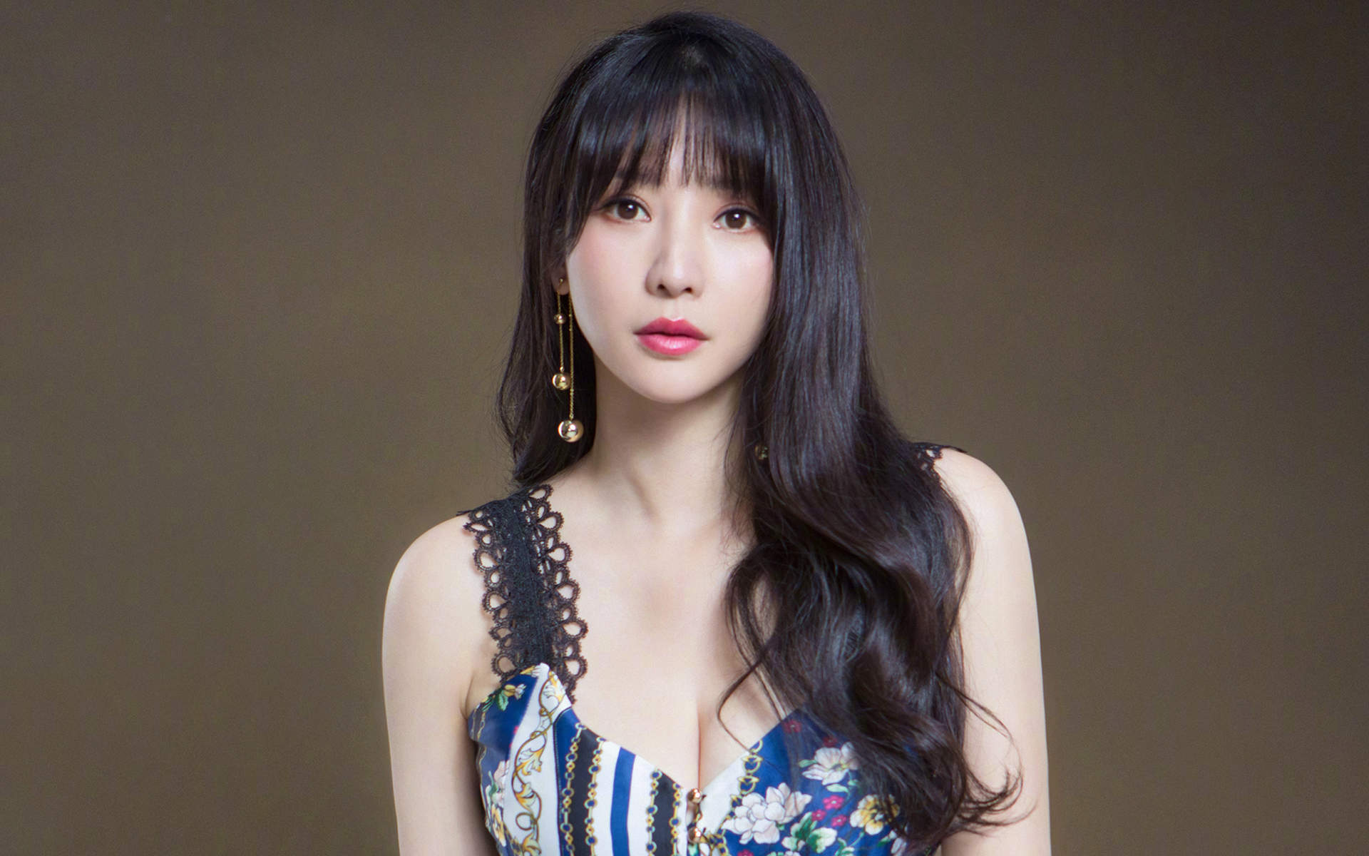 中国内地湖南衡阳女演员柳岩白色抹胸小秀香沟性感十足的图片图片
