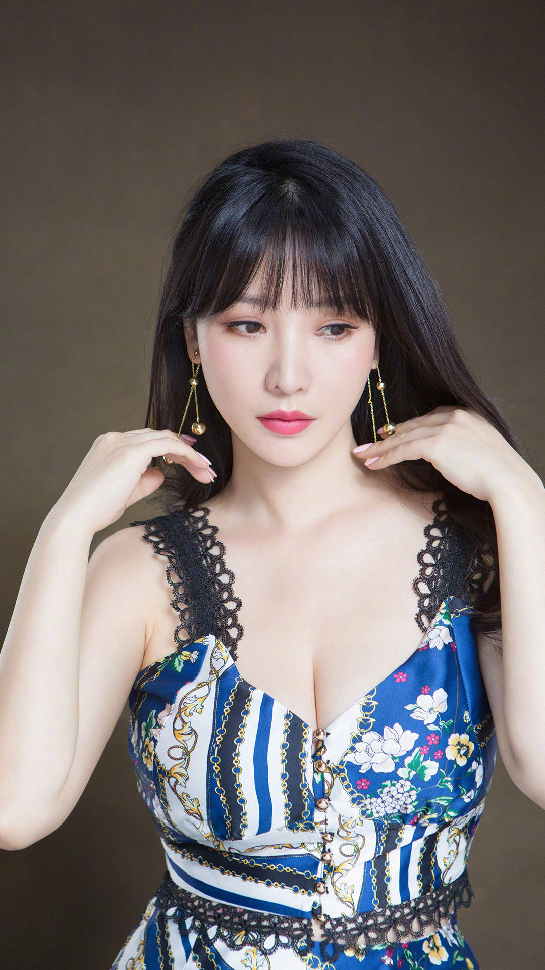 中国内地湖南衡阳女演员柳岩性感优雅写真桌面壁纸图片