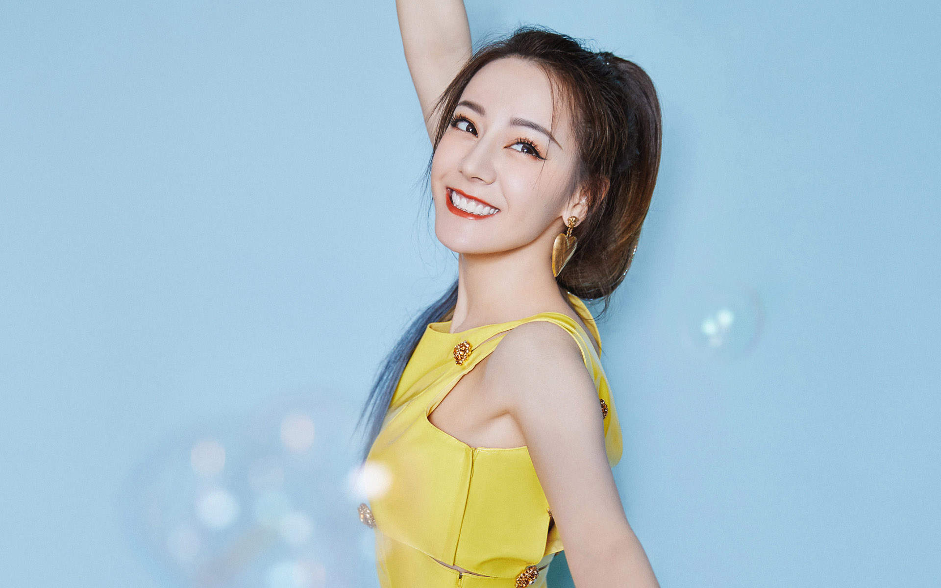 新疆乌鲁木齐美女演员迪丽热巴最新杂志写真图片图片