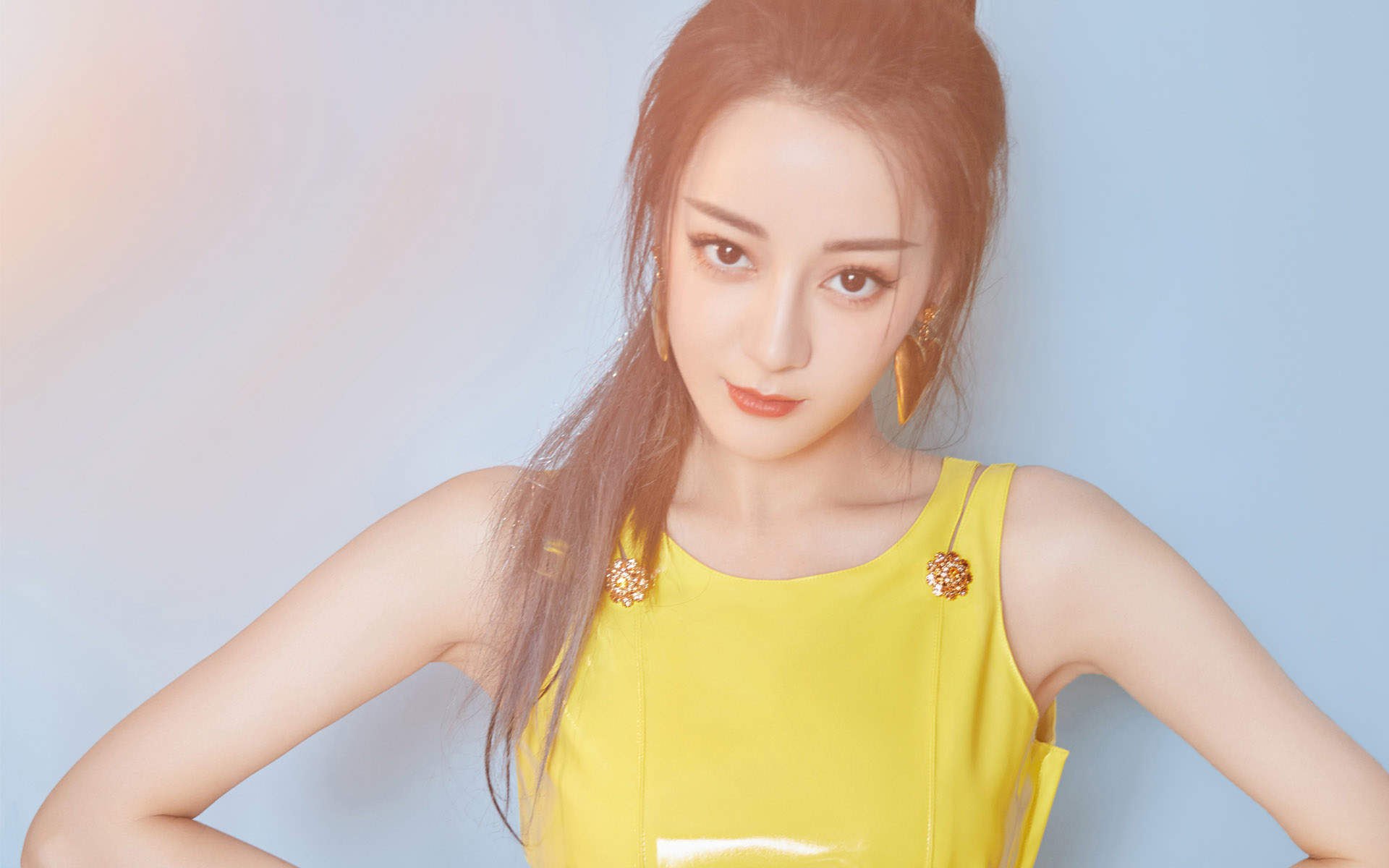 新疆乌鲁木齐美女演员迪丽热巴最新杂志写真图片图片