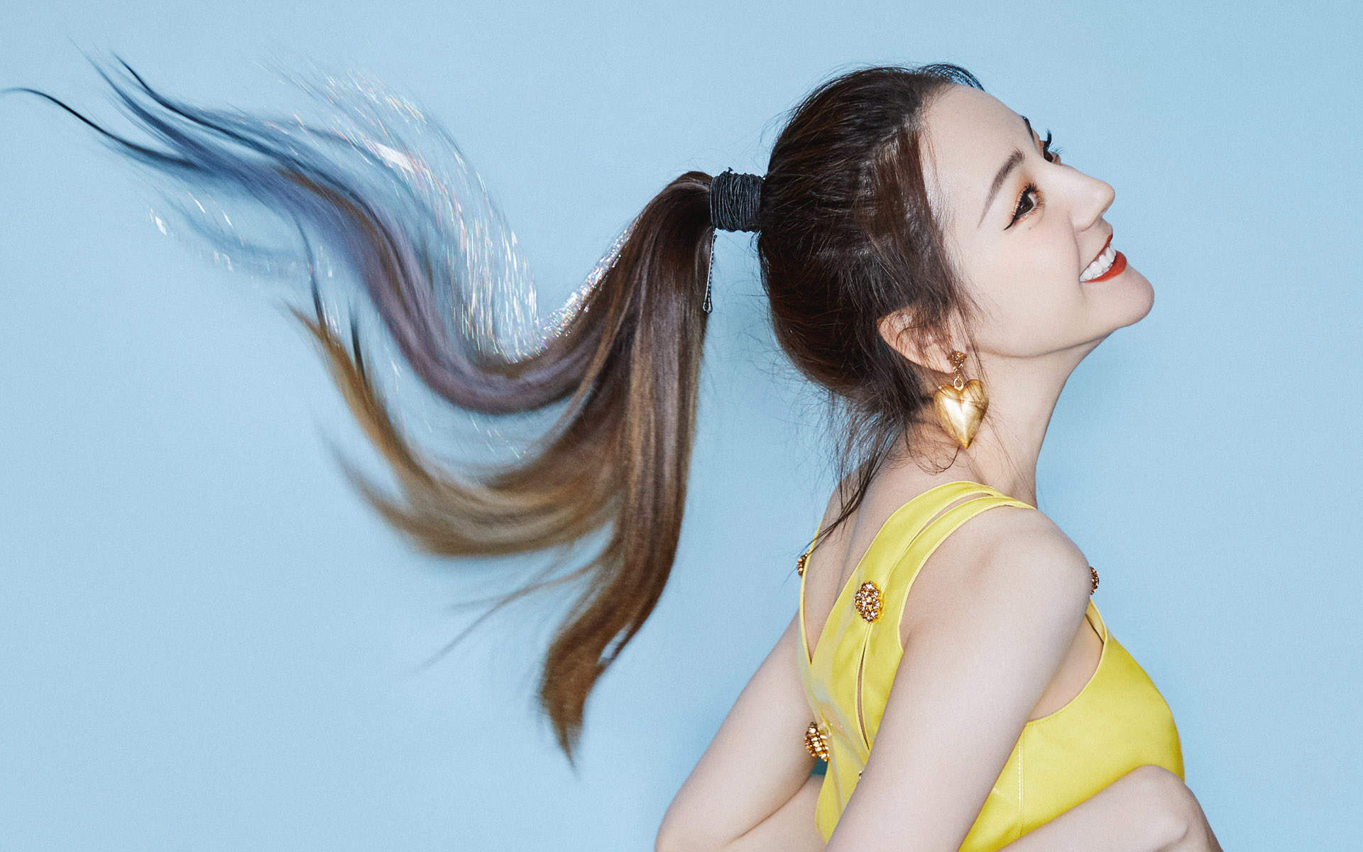 新疆乌鲁木齐美女演员迪丽热巴性感抹胸裙写真桌面壁纸图片