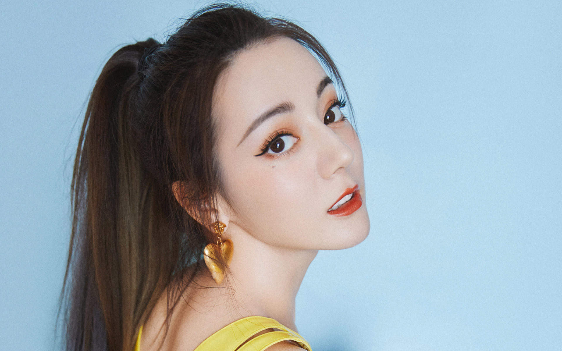新疆乌鲁木齐美女演员迪丽热巴最新杂志写真图片图片