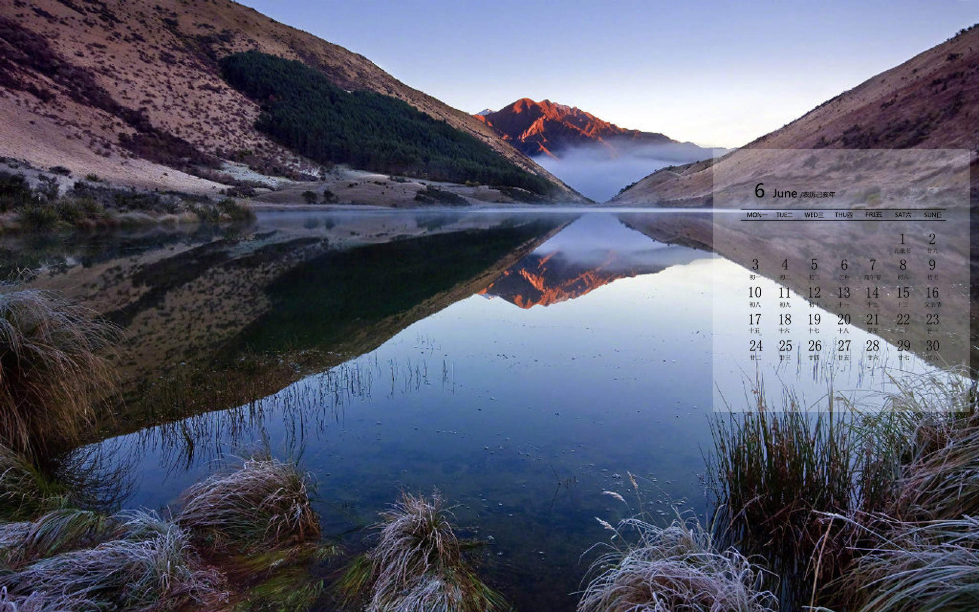 平静的湖面图片
