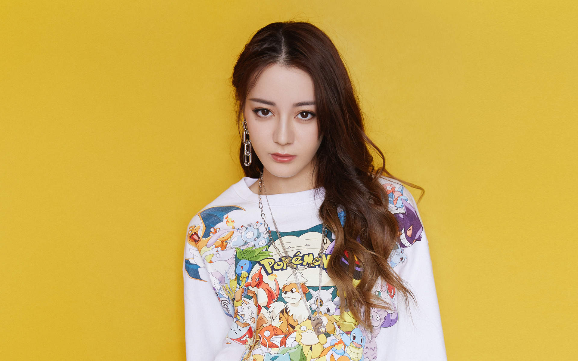 新疆乌鲁木齐美女演员迪丽热巴性感抹胸裙写真桌面壁纸图片