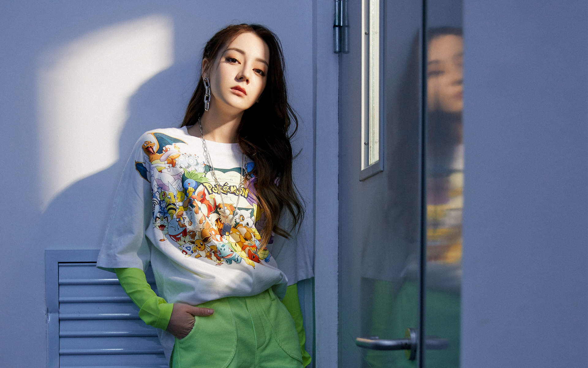 新疆乌鲁木齐美女演员迪丽热巴最新杂志写真图片图片