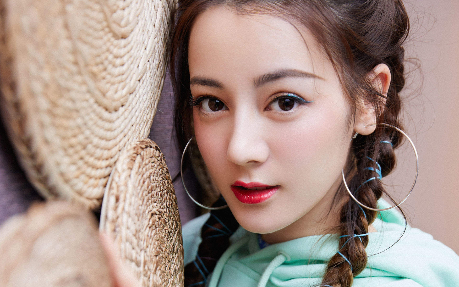 新疆乌鲁木齐美女演员迪丽热巴性感抹胸裙写真桌面壁纸图片