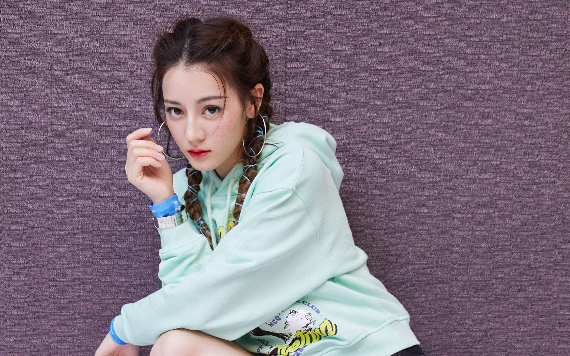 新疆乌鲁木齐美女演员迪丽热巴性感抹胸裙写真桌面壁纸图片