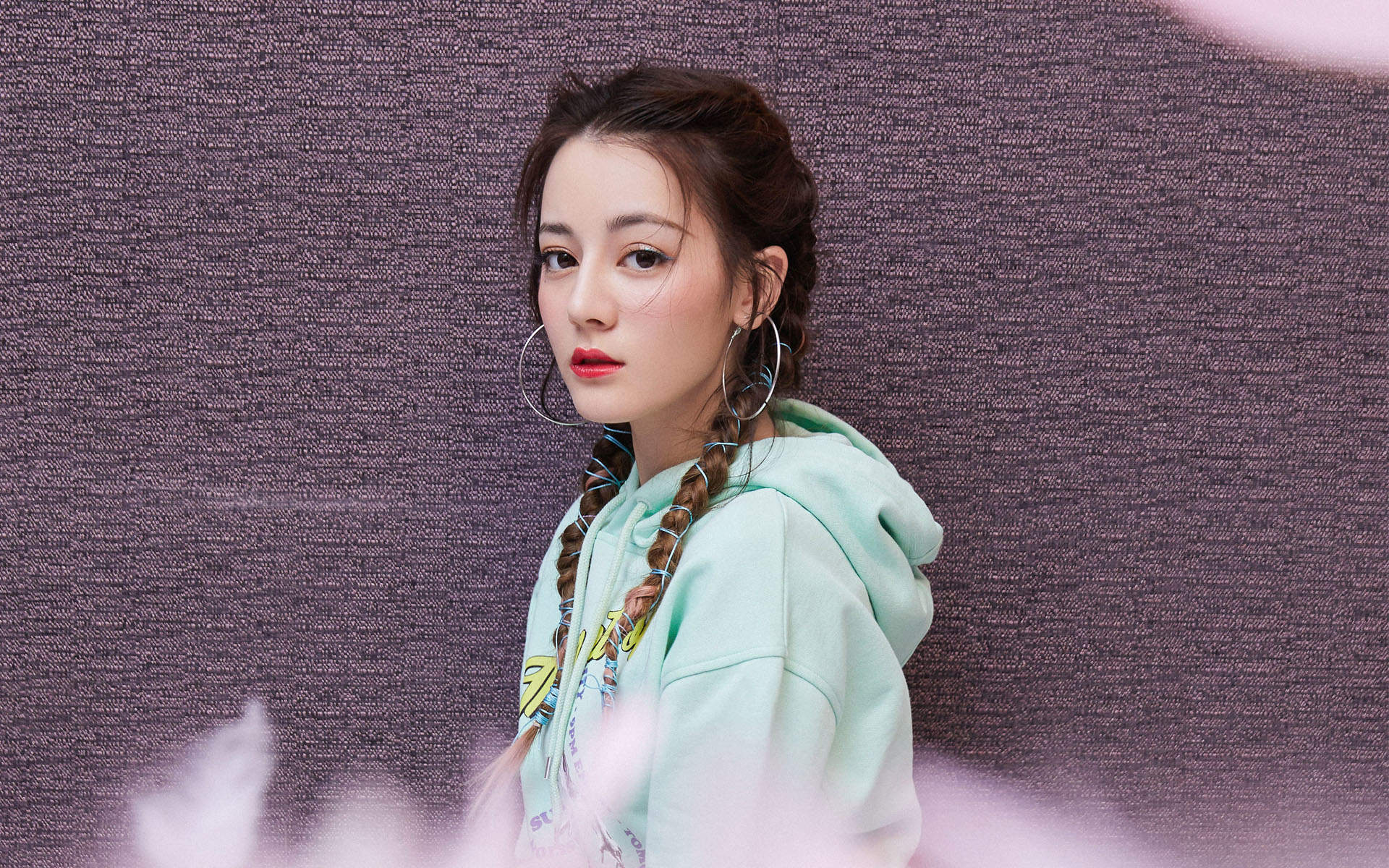 新疆乌鲁木齐美女演员迪丽热巴性感抹胸裙写真桌面壁纸图片