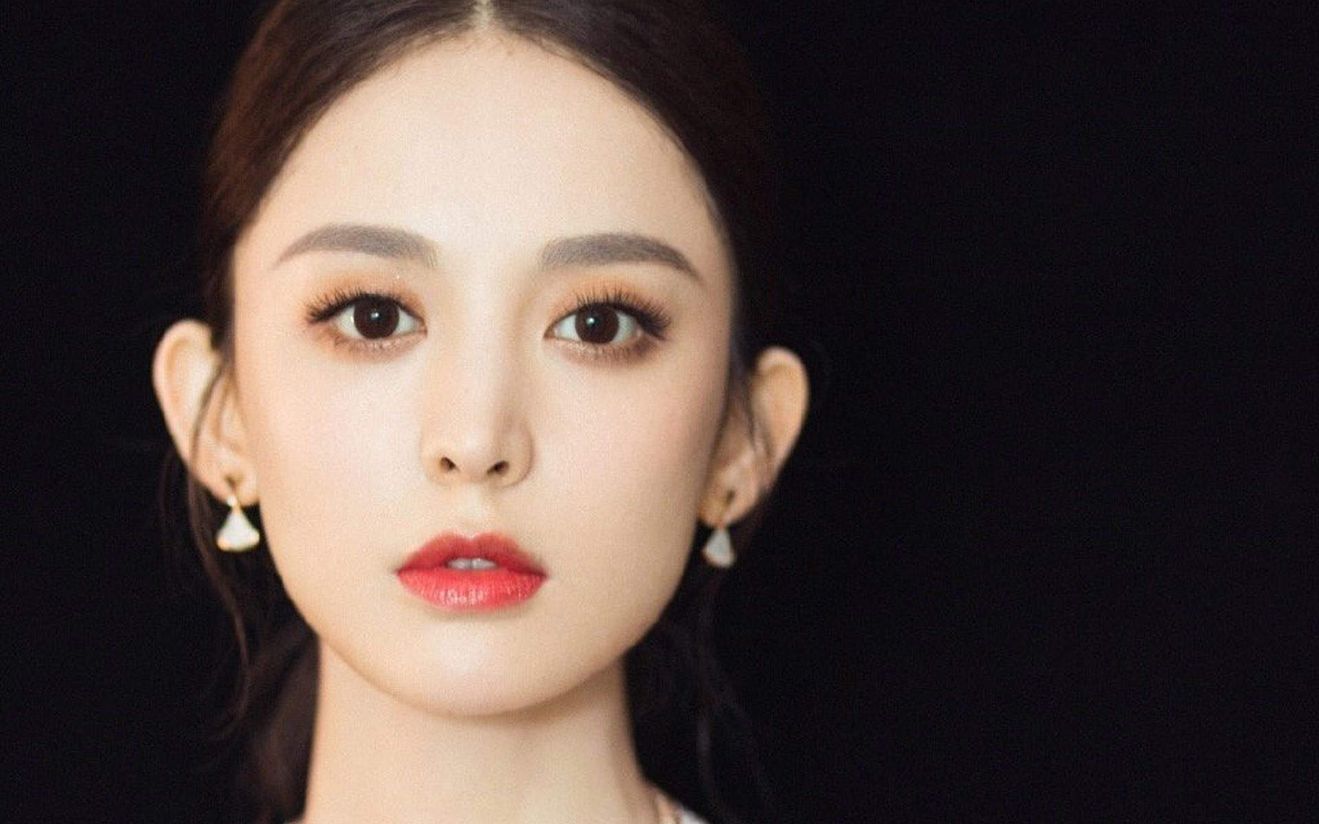 中国内地新疆乌鲁木齐市影视女演员古力娜扎优雅大气写真桌面壁纸图片