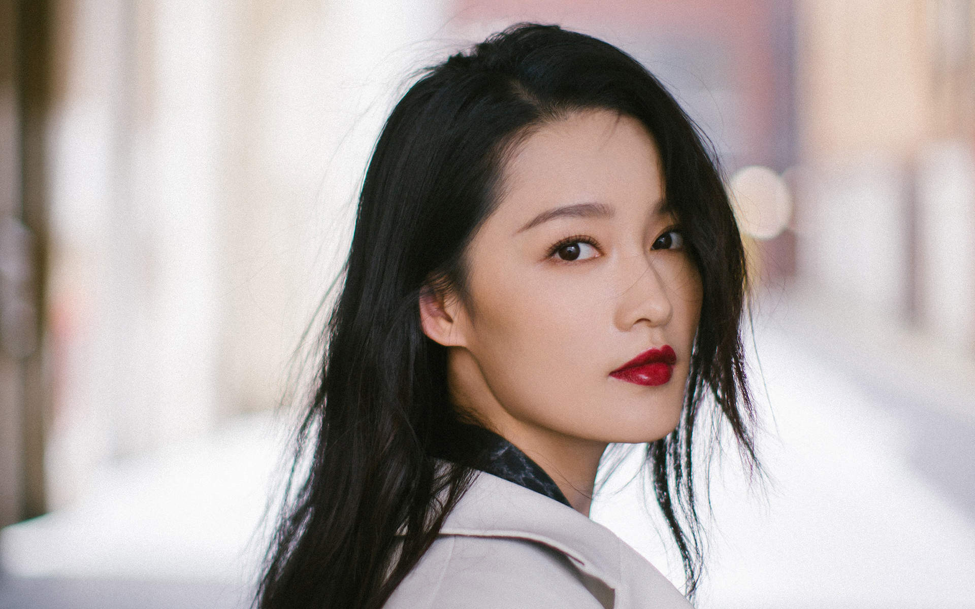 中国内地江苏省苏州市影视女演员李沁黑白长裙性感写真图片图片