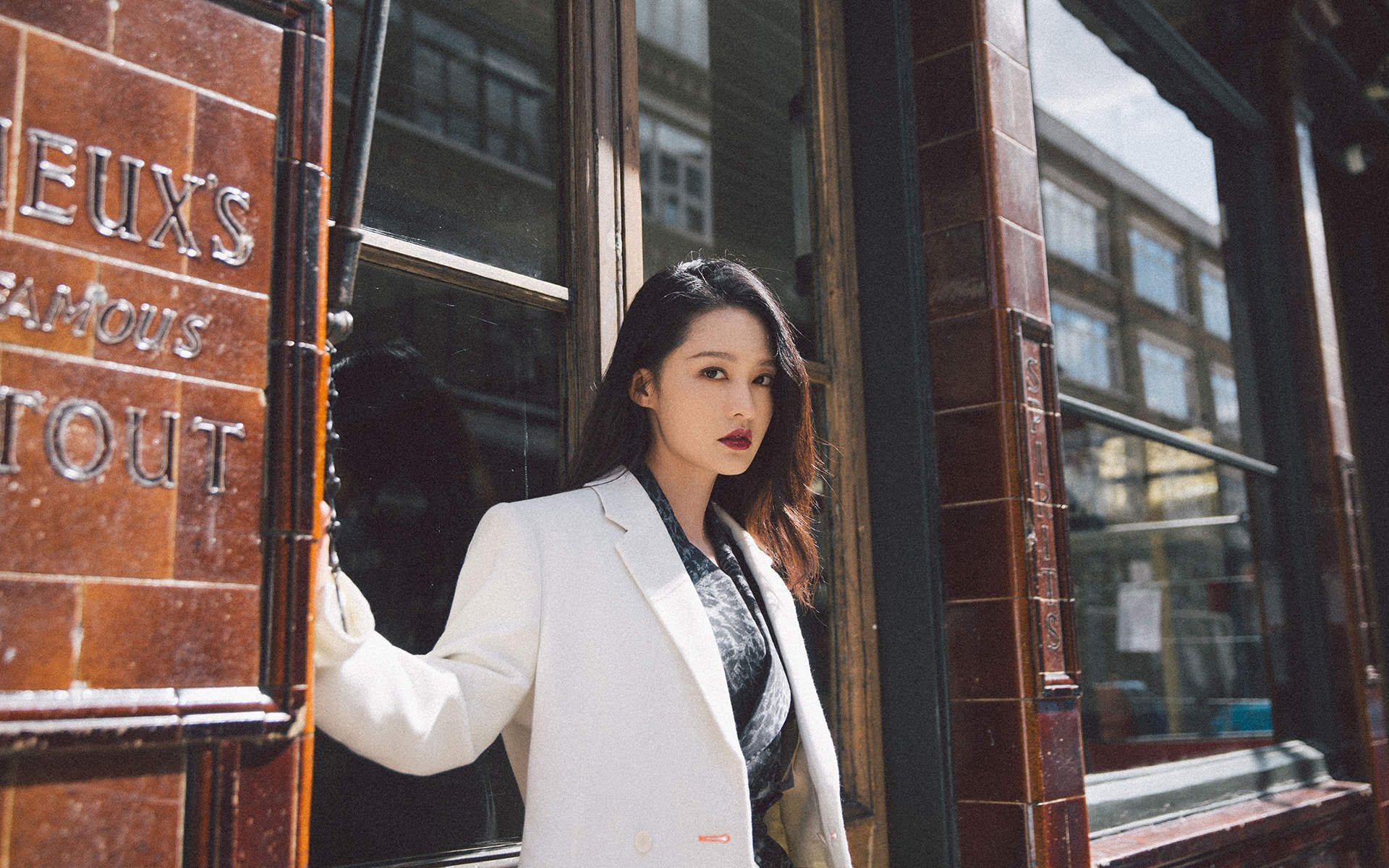 中国内地江苏省苏州市影视女演员李沁甜美俏皮写真手机壁纸图片