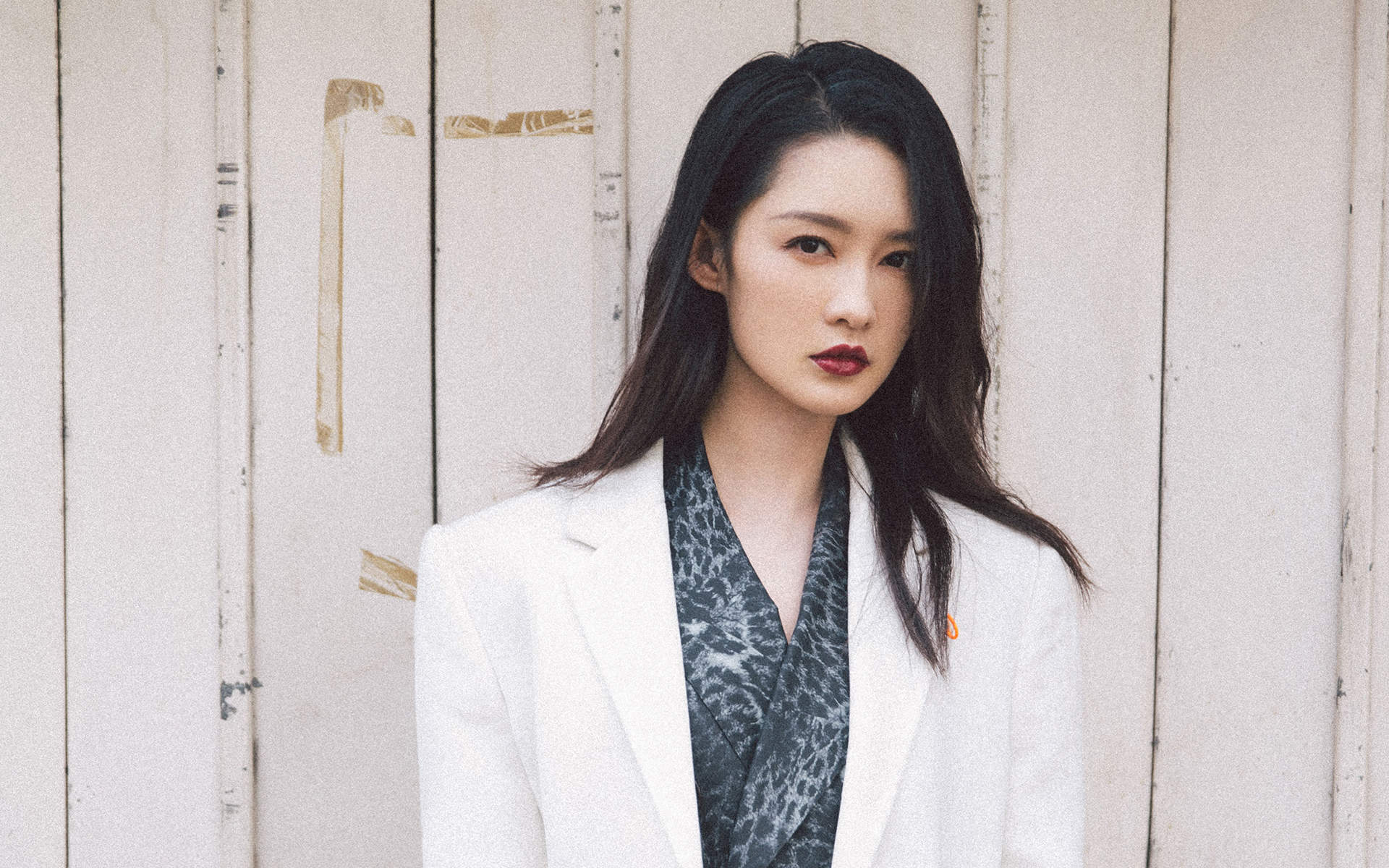 中国内地江苏省苏州市影视女演员李沁甜美俏皮写真手机壁纸图片